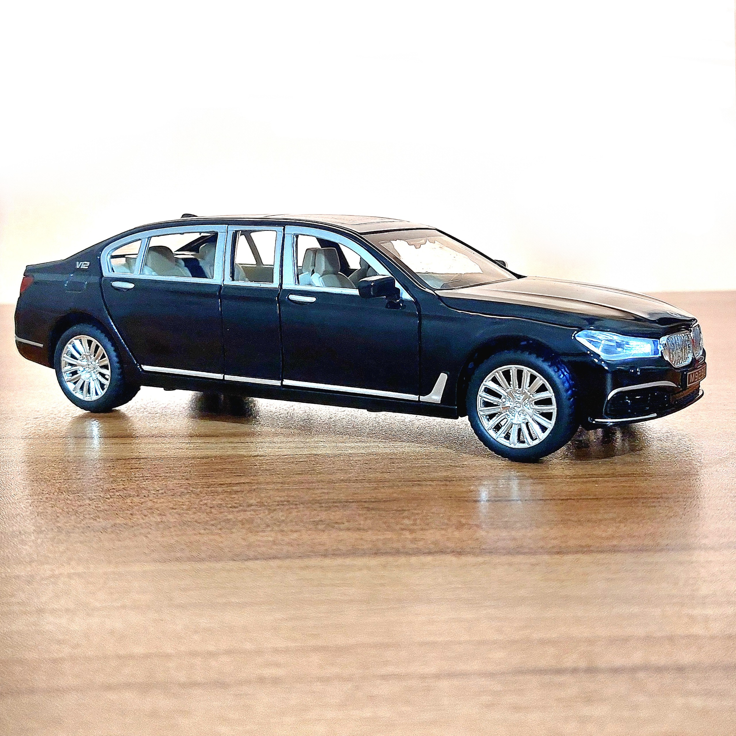 ماکت لیموزین BMW فلزی کلکسیونی و بیتکرار