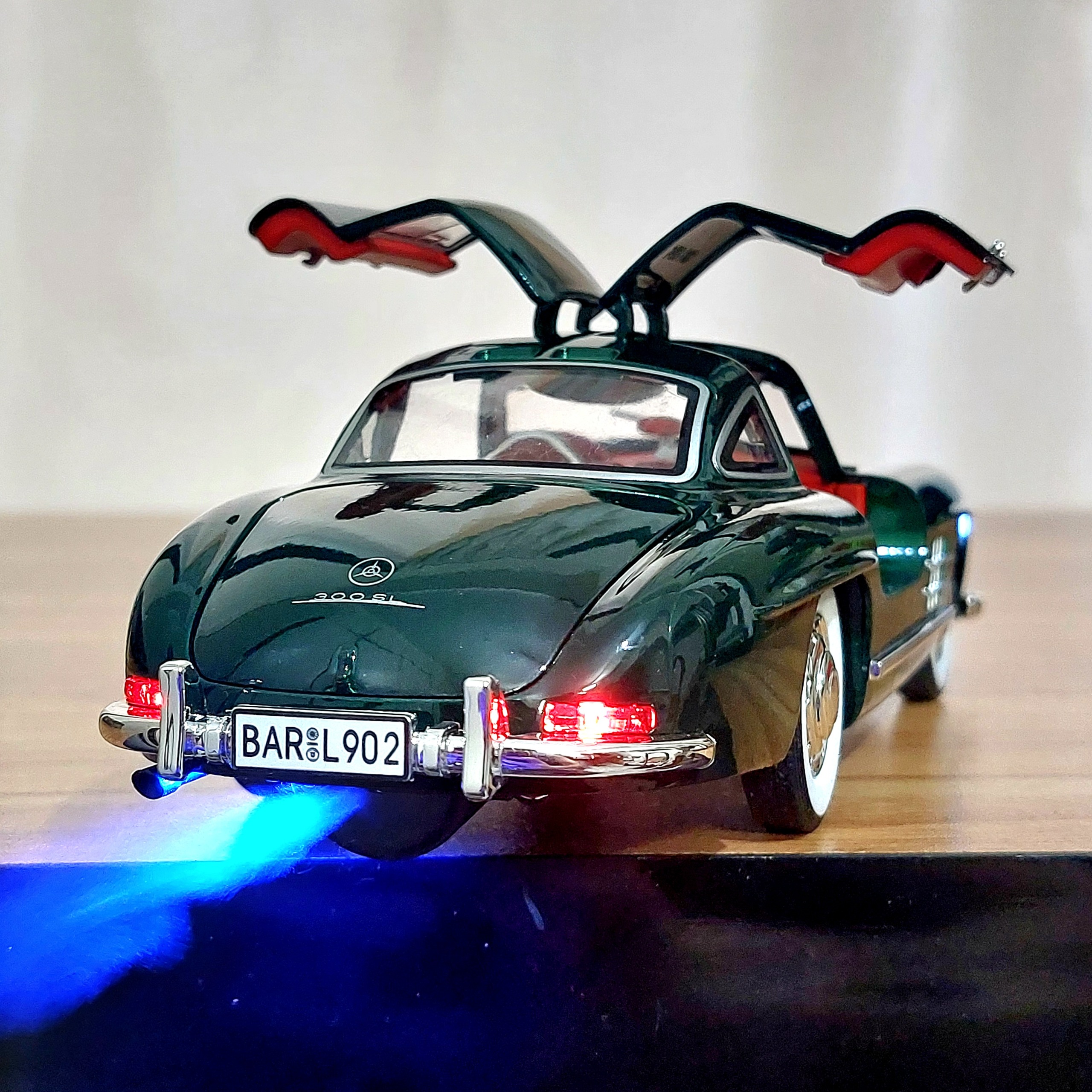 ماکت دودزا BENZ فلزی کلکسیونی چراغ دار خاص