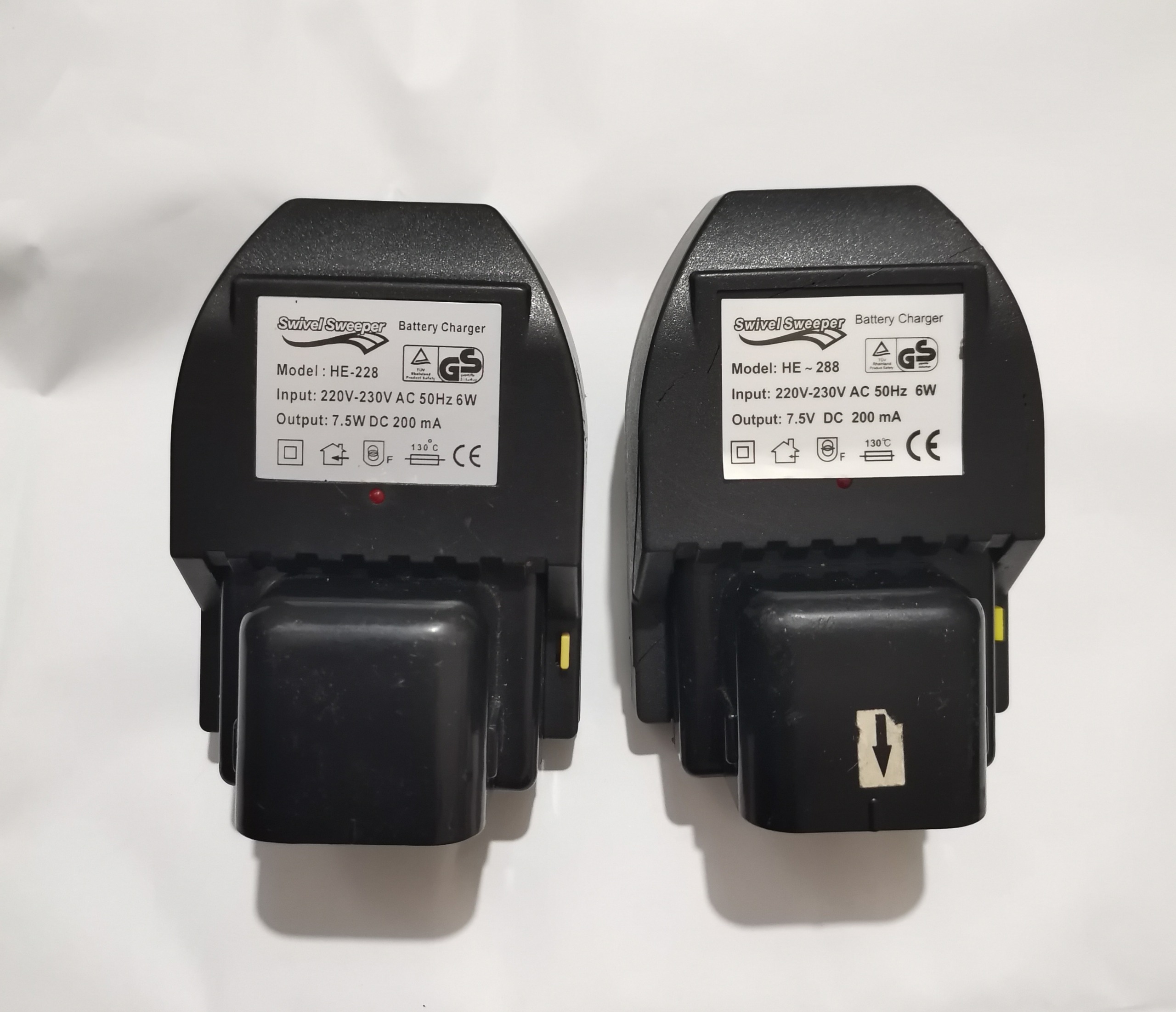 یک عدد شارژر جارو برقی شارژی