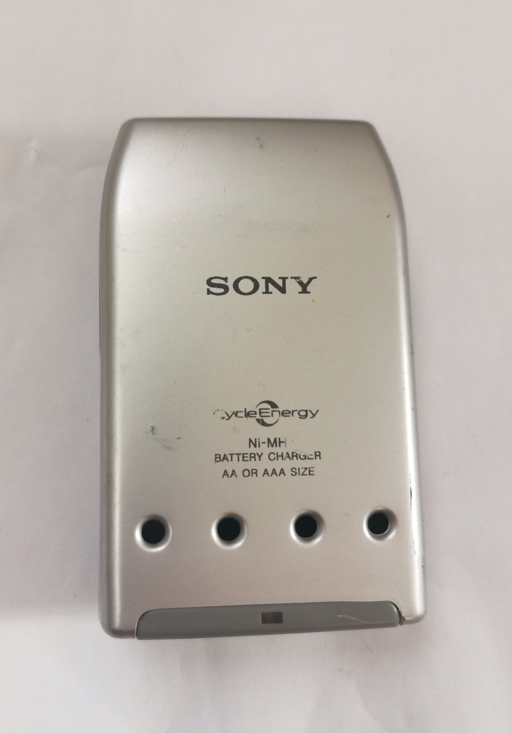 شارژر باتری قلمی و نیم قلمی سونی