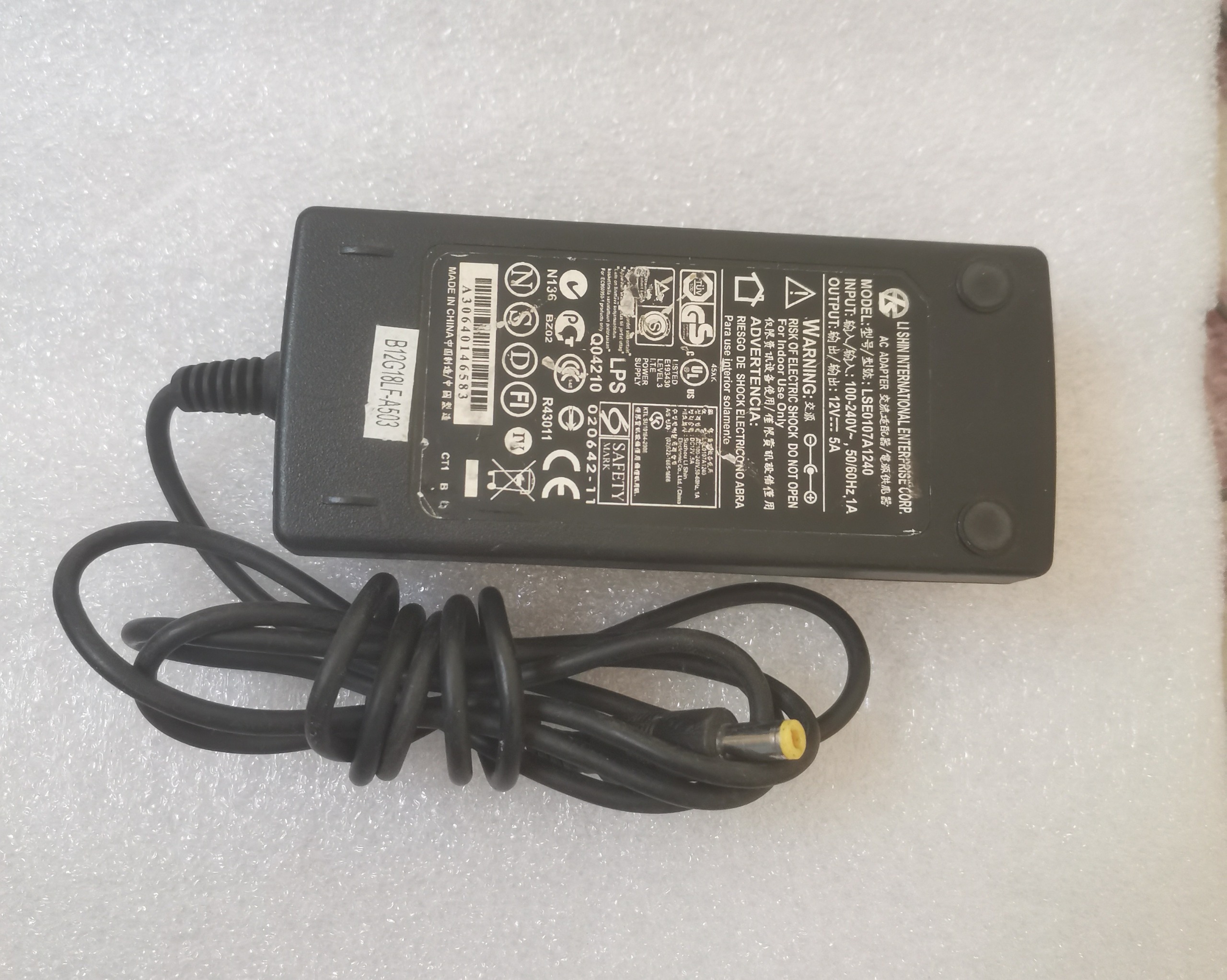 آداپتور 12 ولت همراه کابل برق