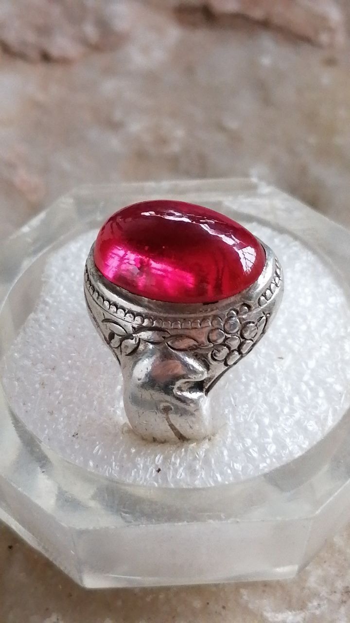 انگشتر نقره یاقوت قرمز سختی دار قلم زنی