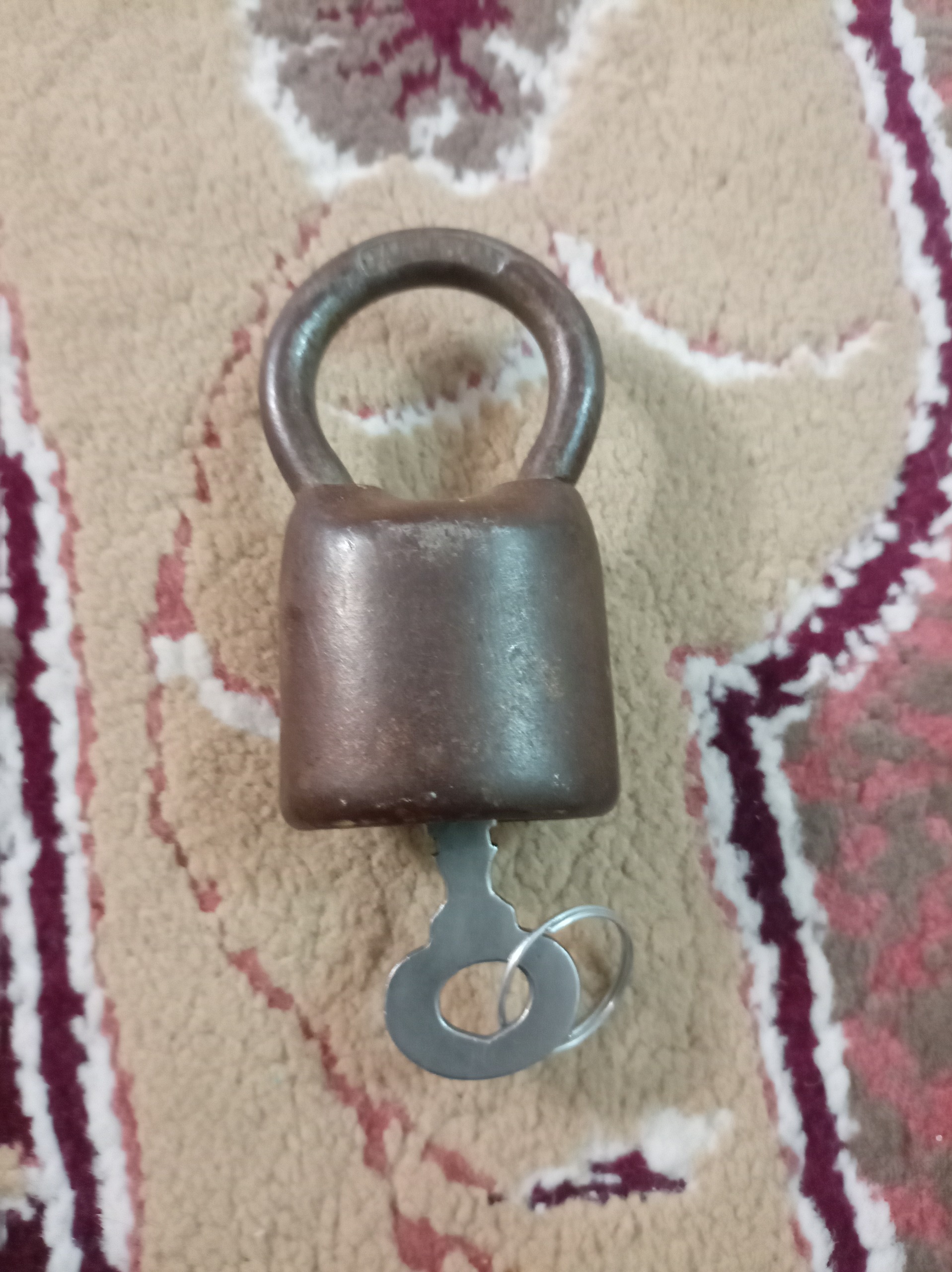 قفل قدیمی شیر نشان