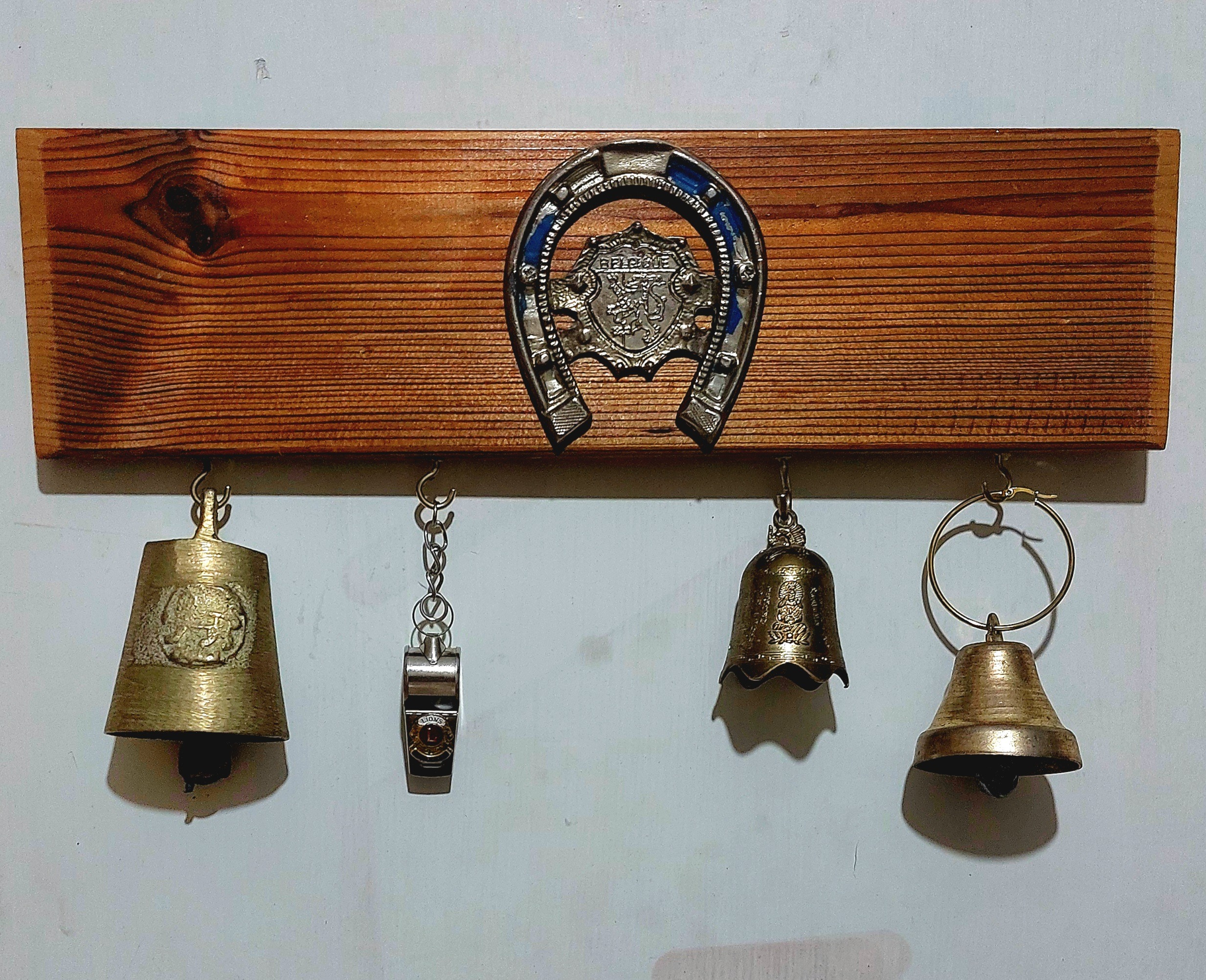3عدد زنگوله فلزی قدیمیسوت قدیمی و استند چوبی