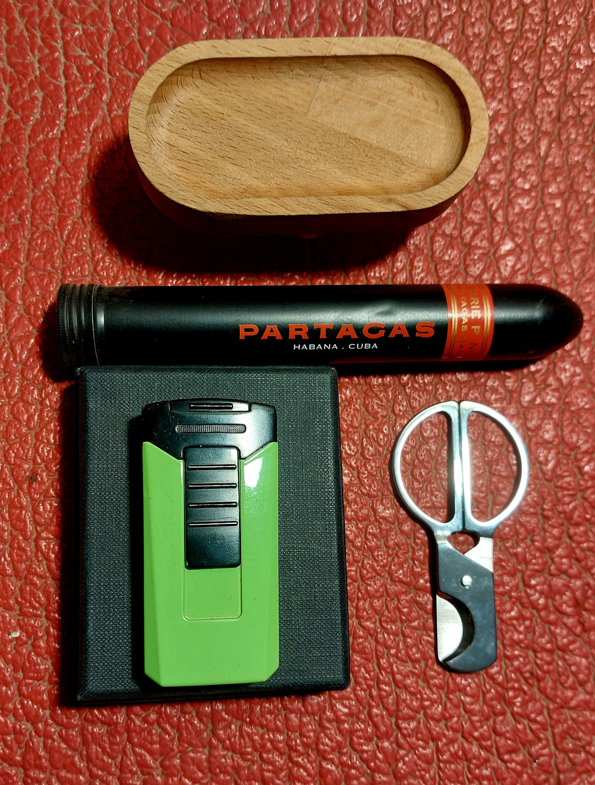 لوازم سیگار برگ،آکبند