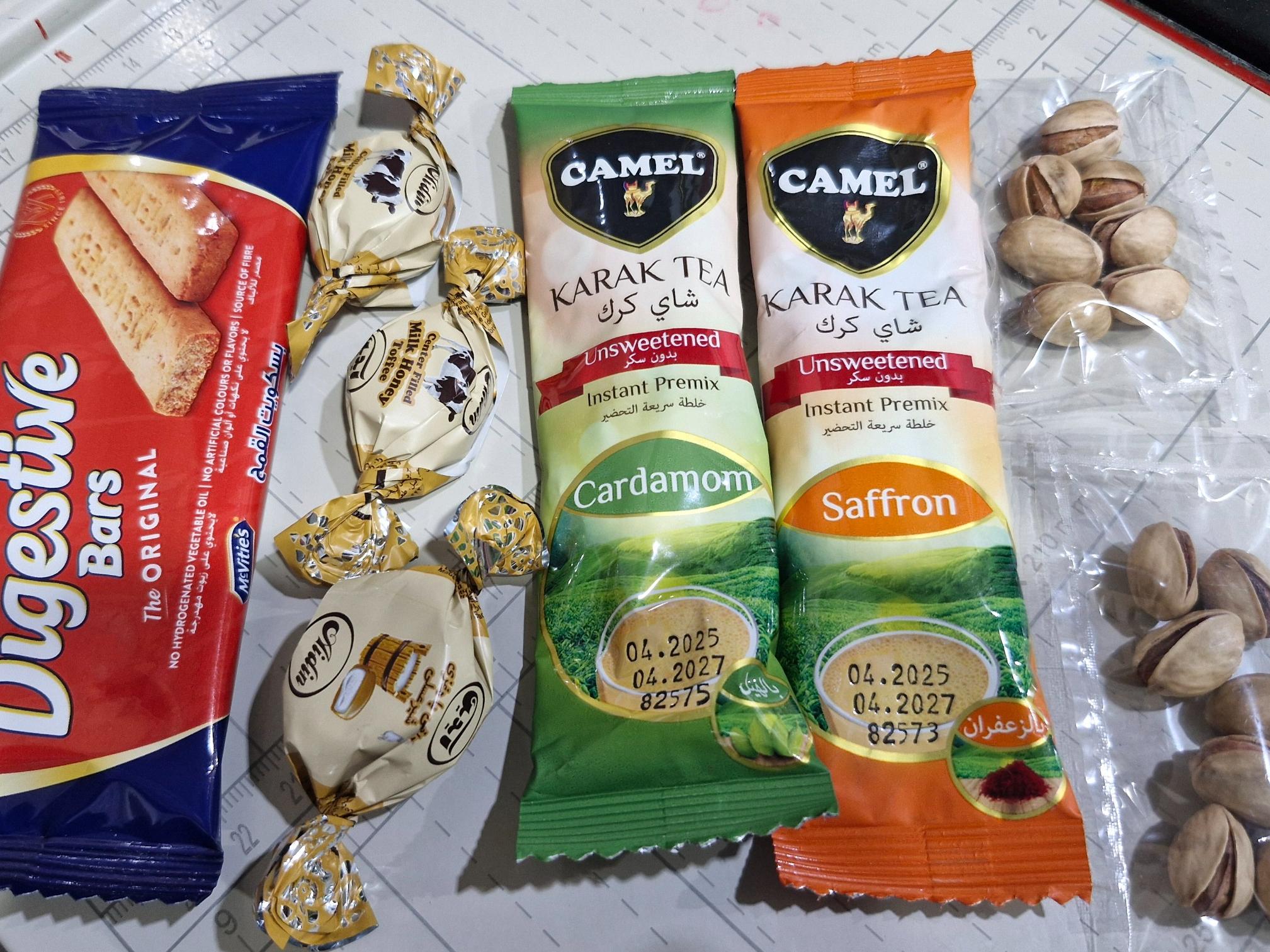 چای کرک و بیسکویت خارجی و شکلات و پسته