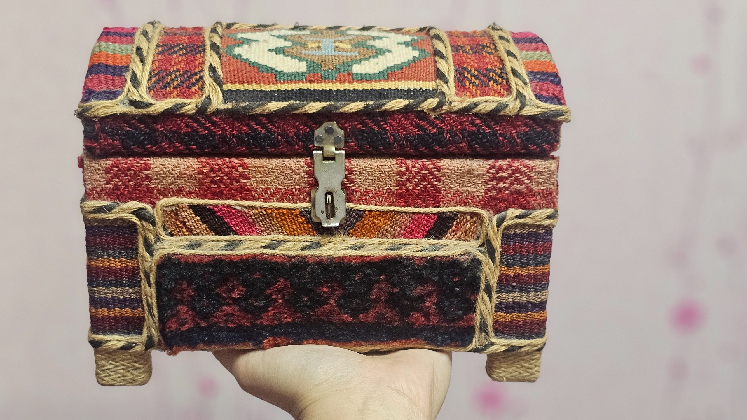 صندوق قدیمی گلیم بافی