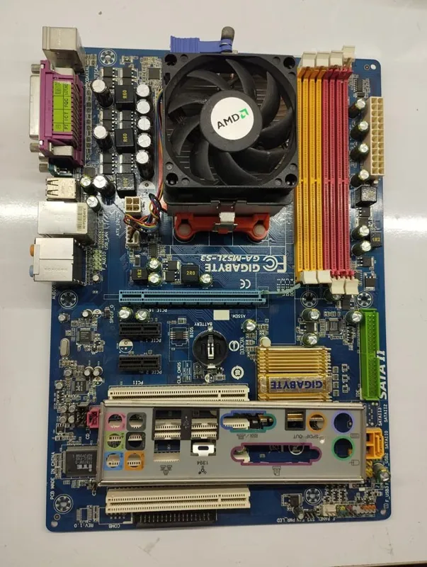مادربرد GA-M52L-S3 به همراه CPU AMD