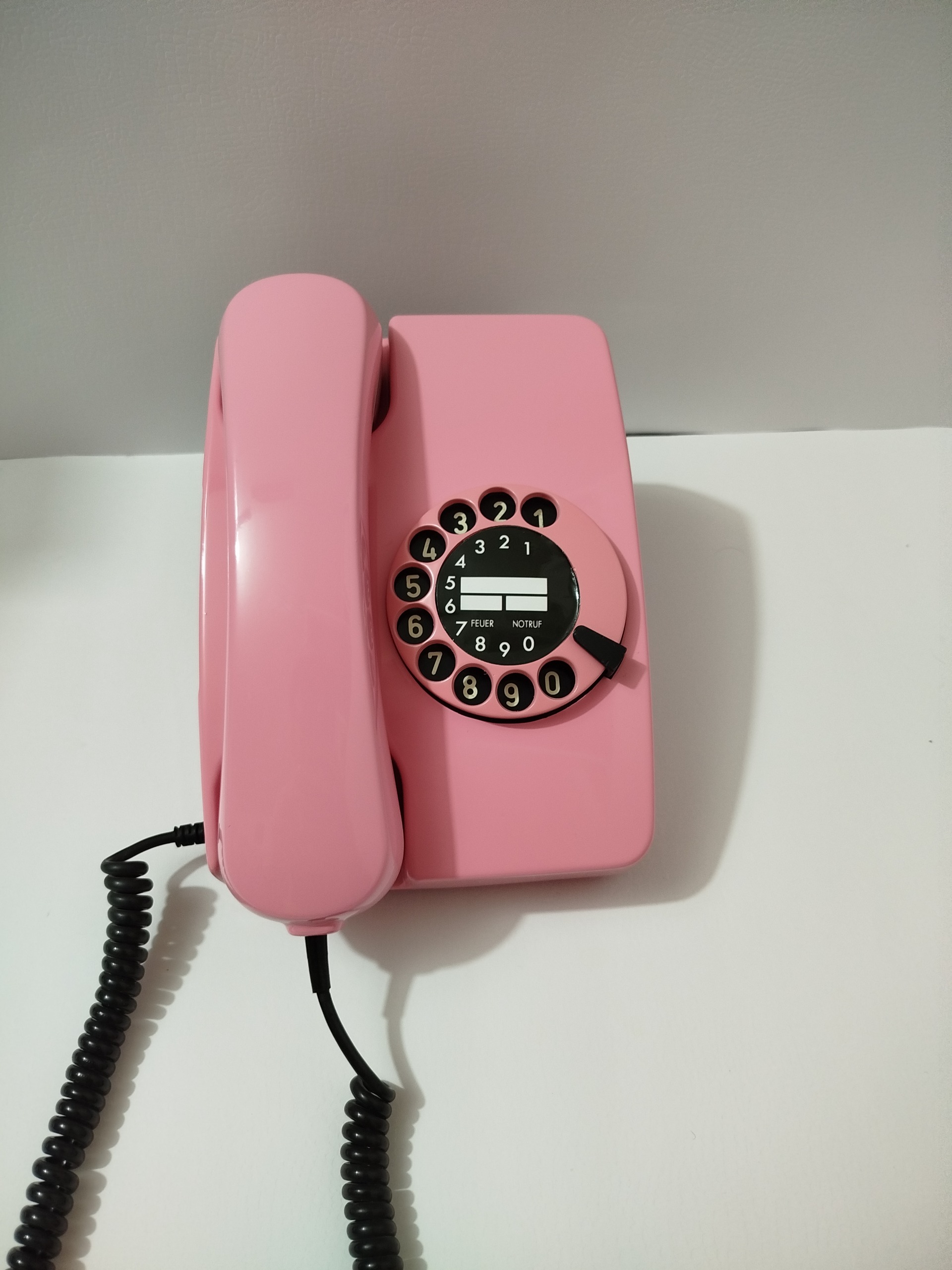 تلفن قدیمی صورتی