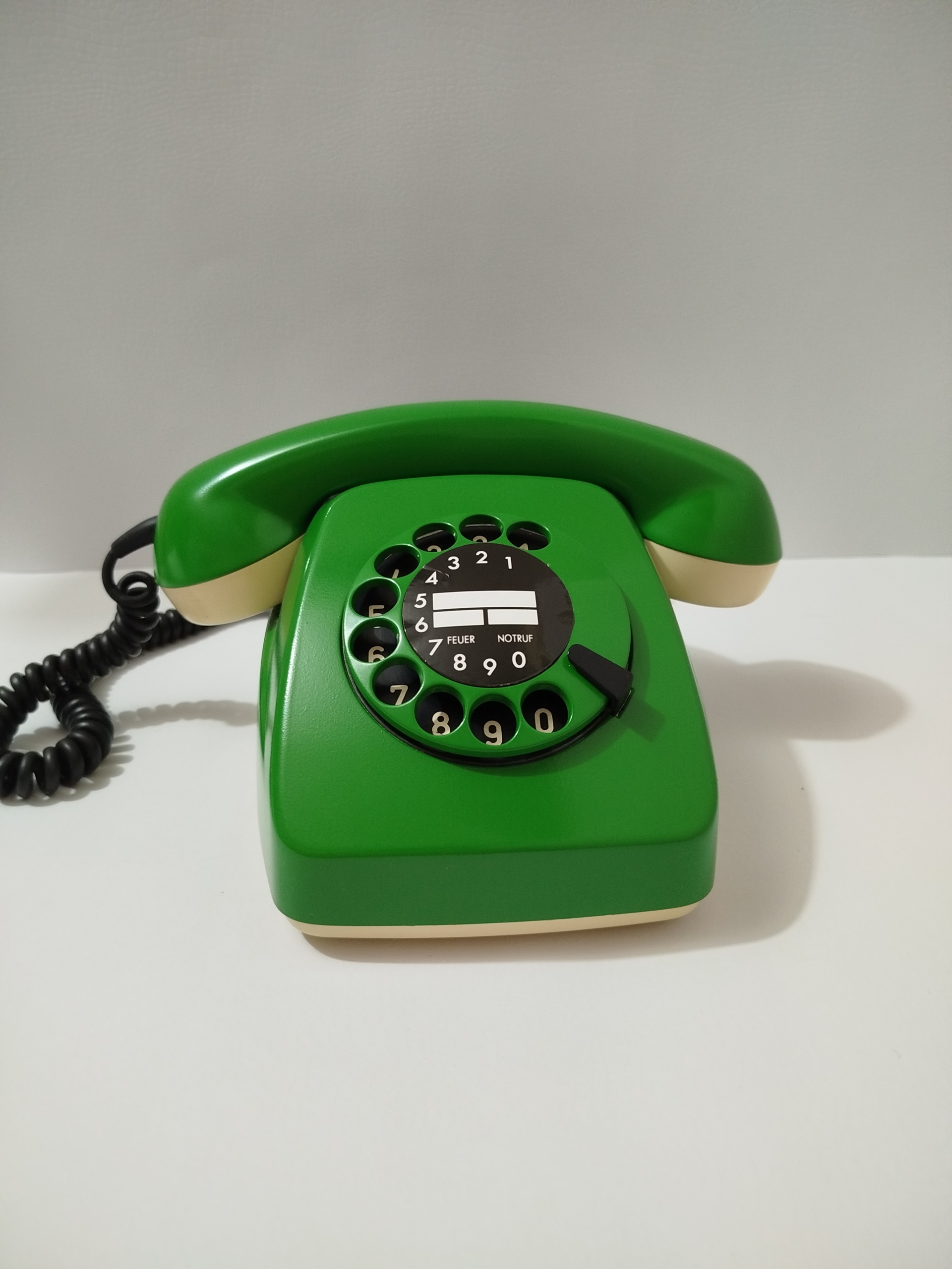 تلفن قدیمی سبز