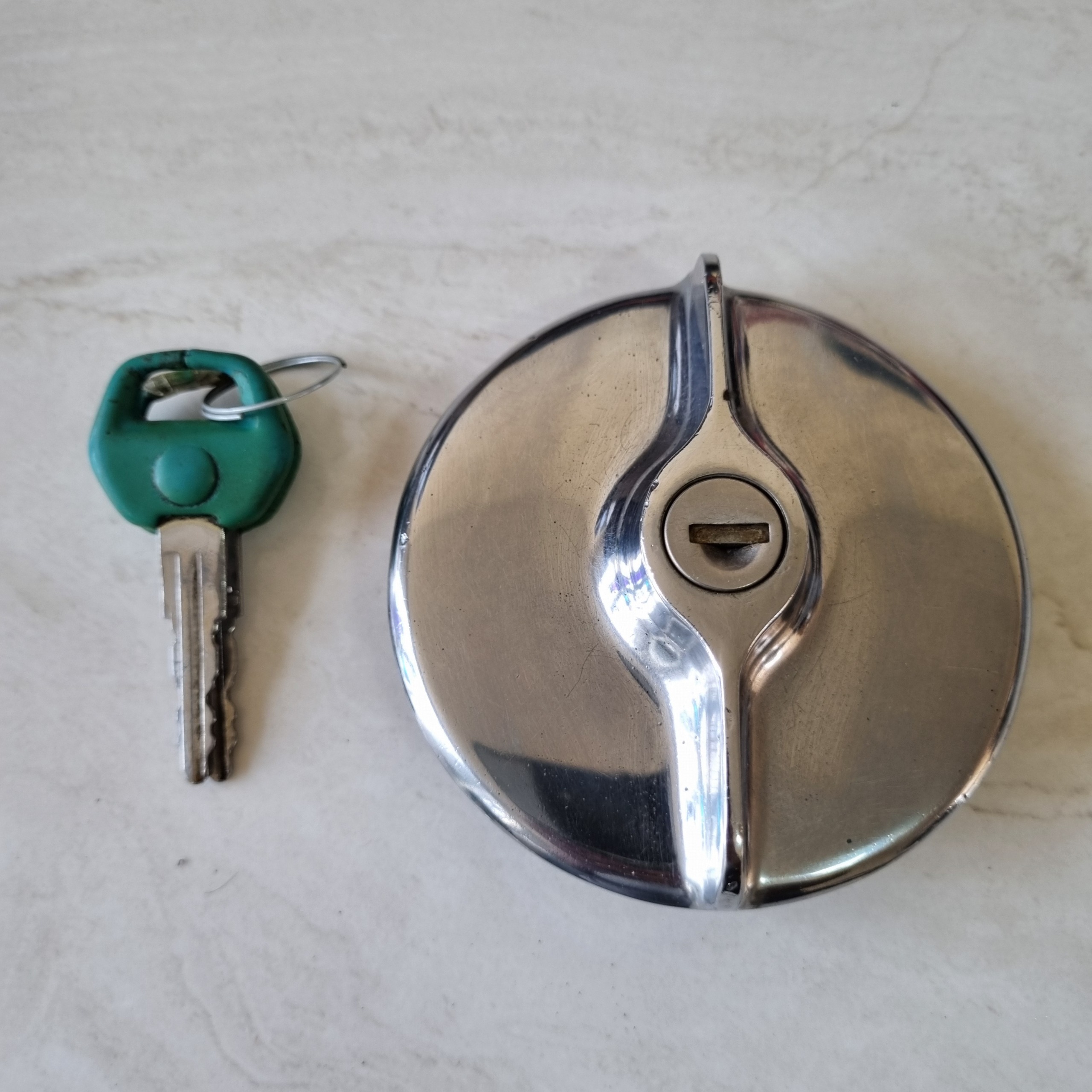 درب باک استیل بنزین با کلید پیکان