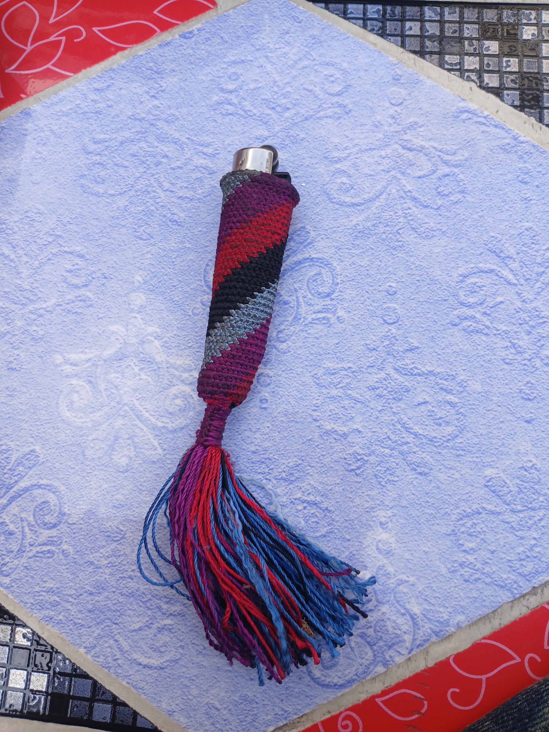 فندک قدیمی با بافت آویز