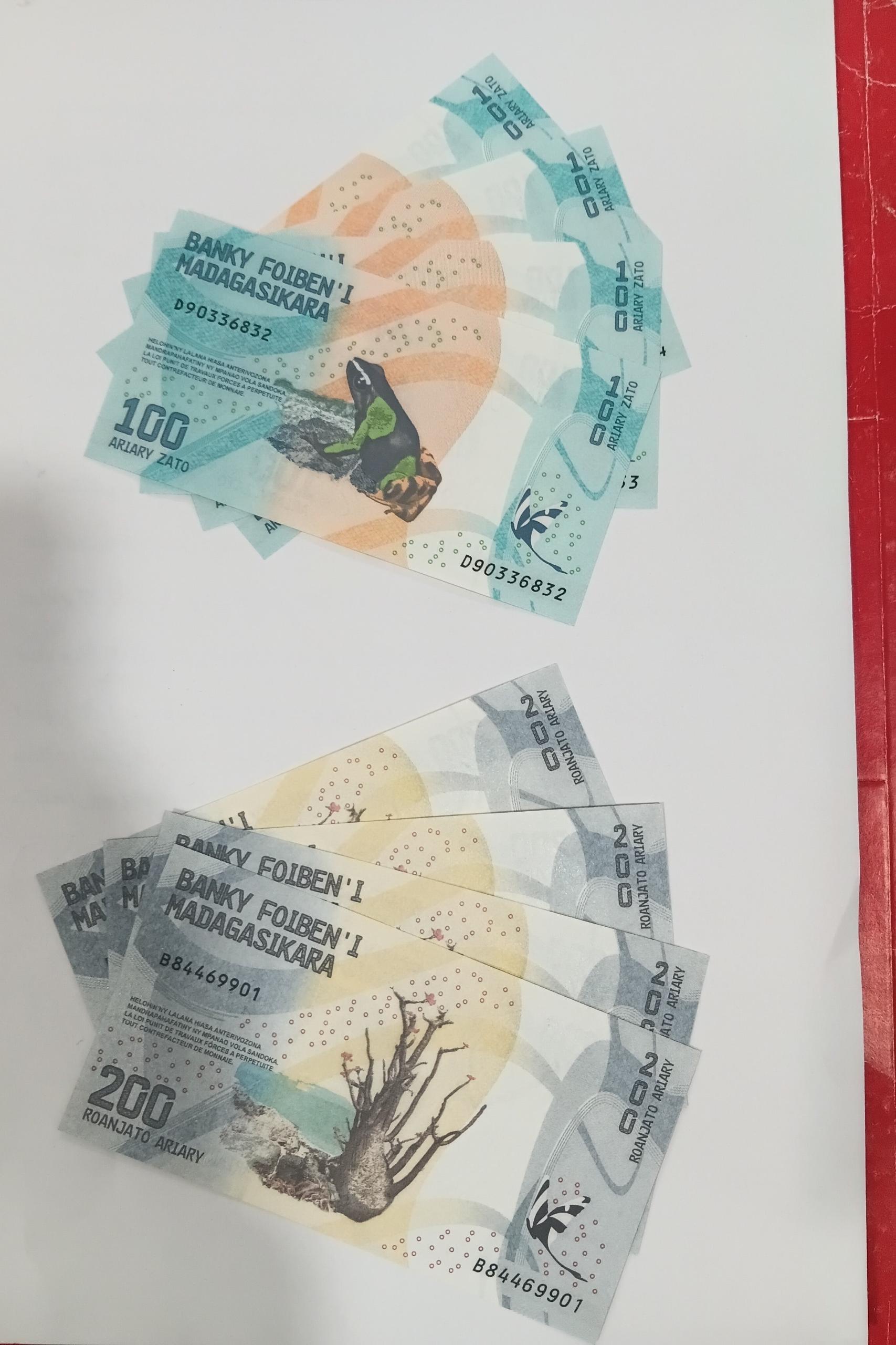 2جفت اسکناس ماداگاسکار