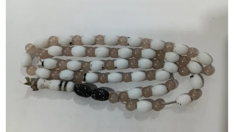 1عدد تسبیح زیبا سفید و شیری