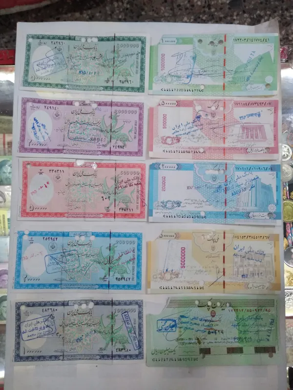 20عدد ایران چک قدیمی باطل شده و پانچ و پشت نویسی