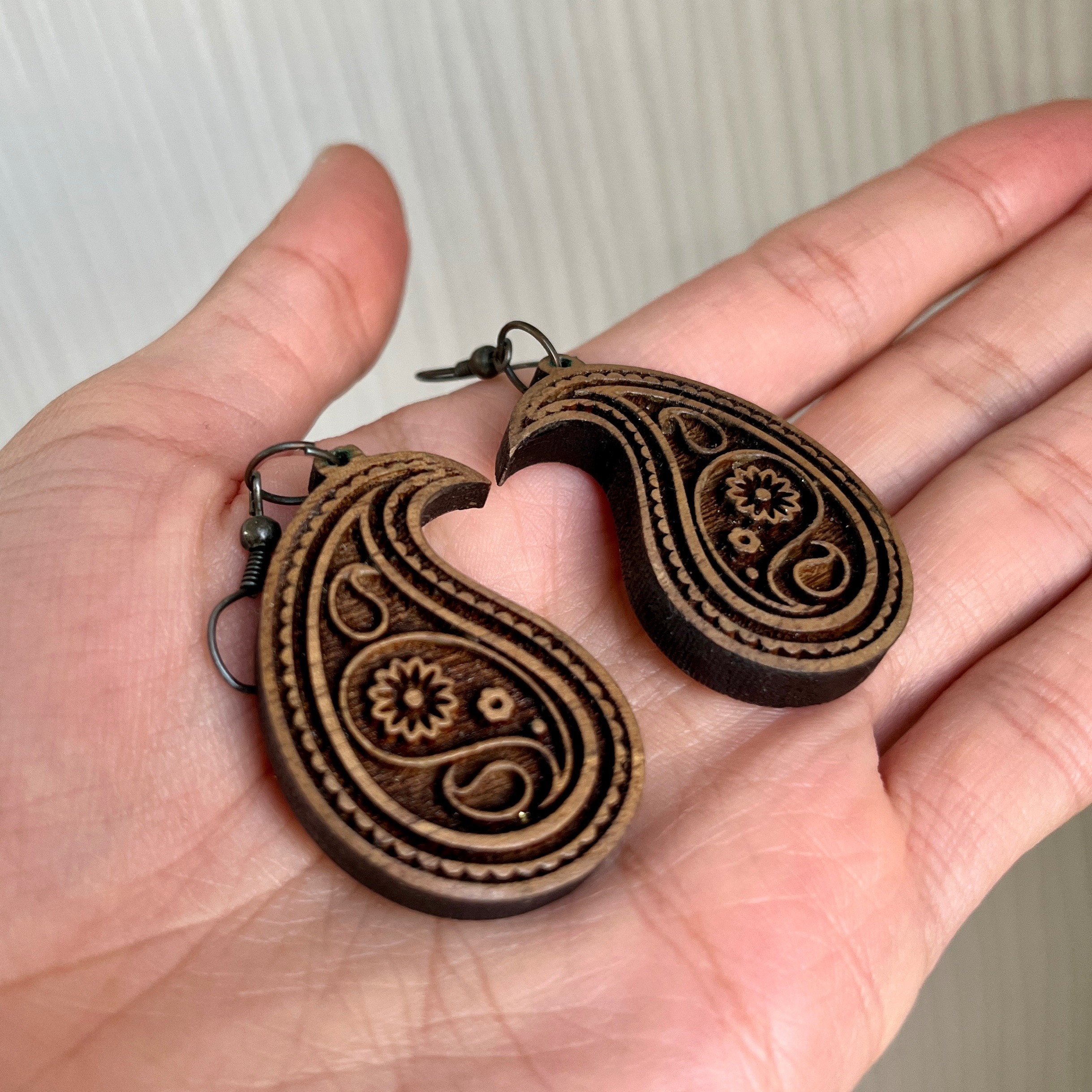 گوشواره چوبی منبت کاری