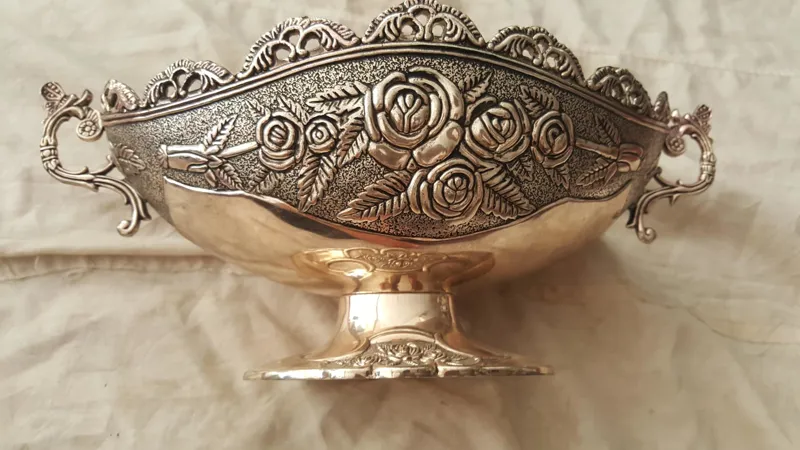 یک عدد شکلات خوری فلزی دسته دوم