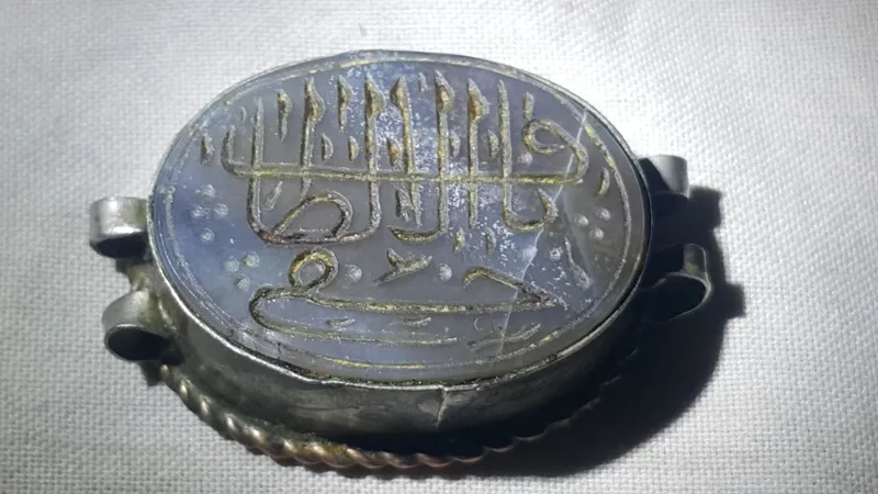  مهره و نشان عقیق سلیمانی با چهار چوب نقره