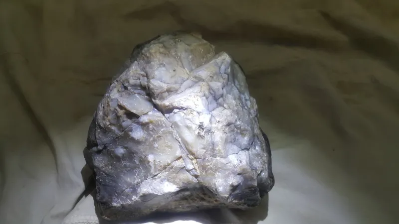 عقیق راف طوسی رنگ معدنی وزن بیشتر از دو کیلوگرم