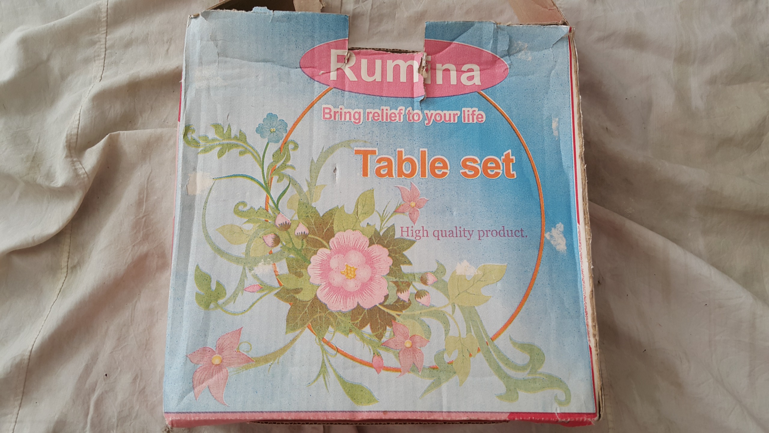 یک عدد میوه خوری با پیش دستی ان خارجی