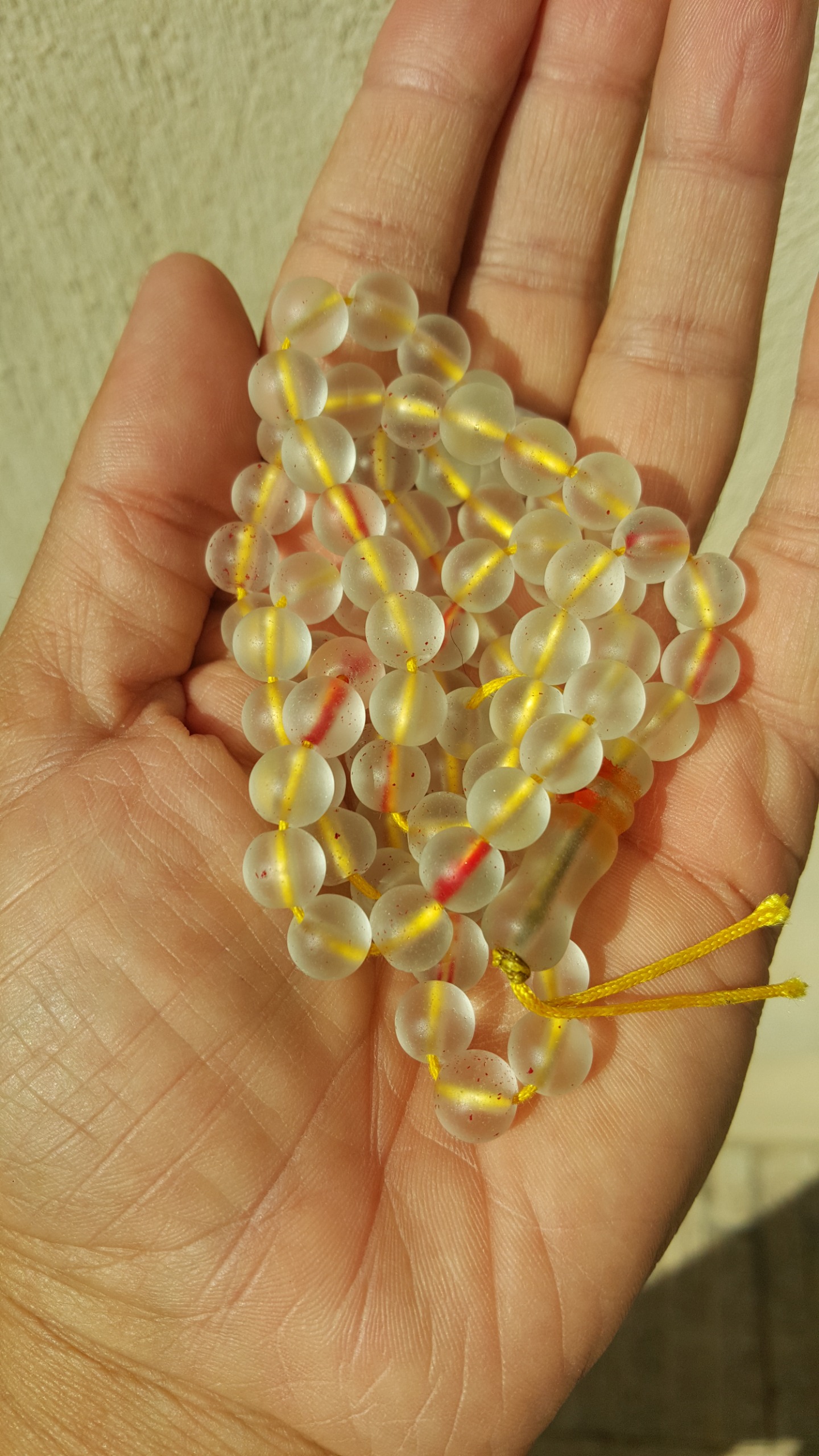 تسبیح کوارتز ناقص به تعداد  82 عدد به وزن57 گرم