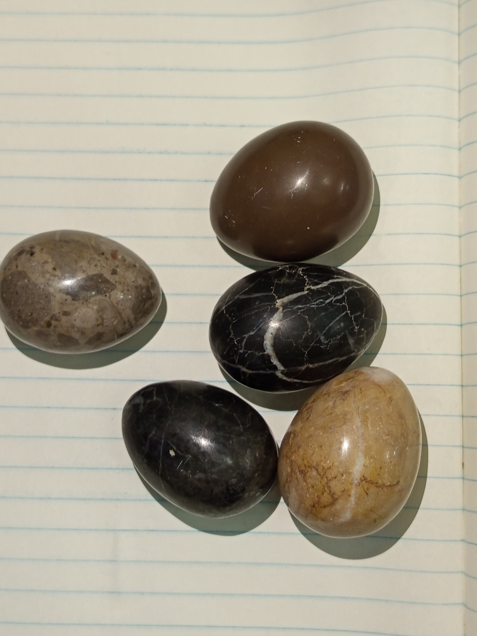 پنج عدد سنگ تراش خورده به شکل تخم مرغ