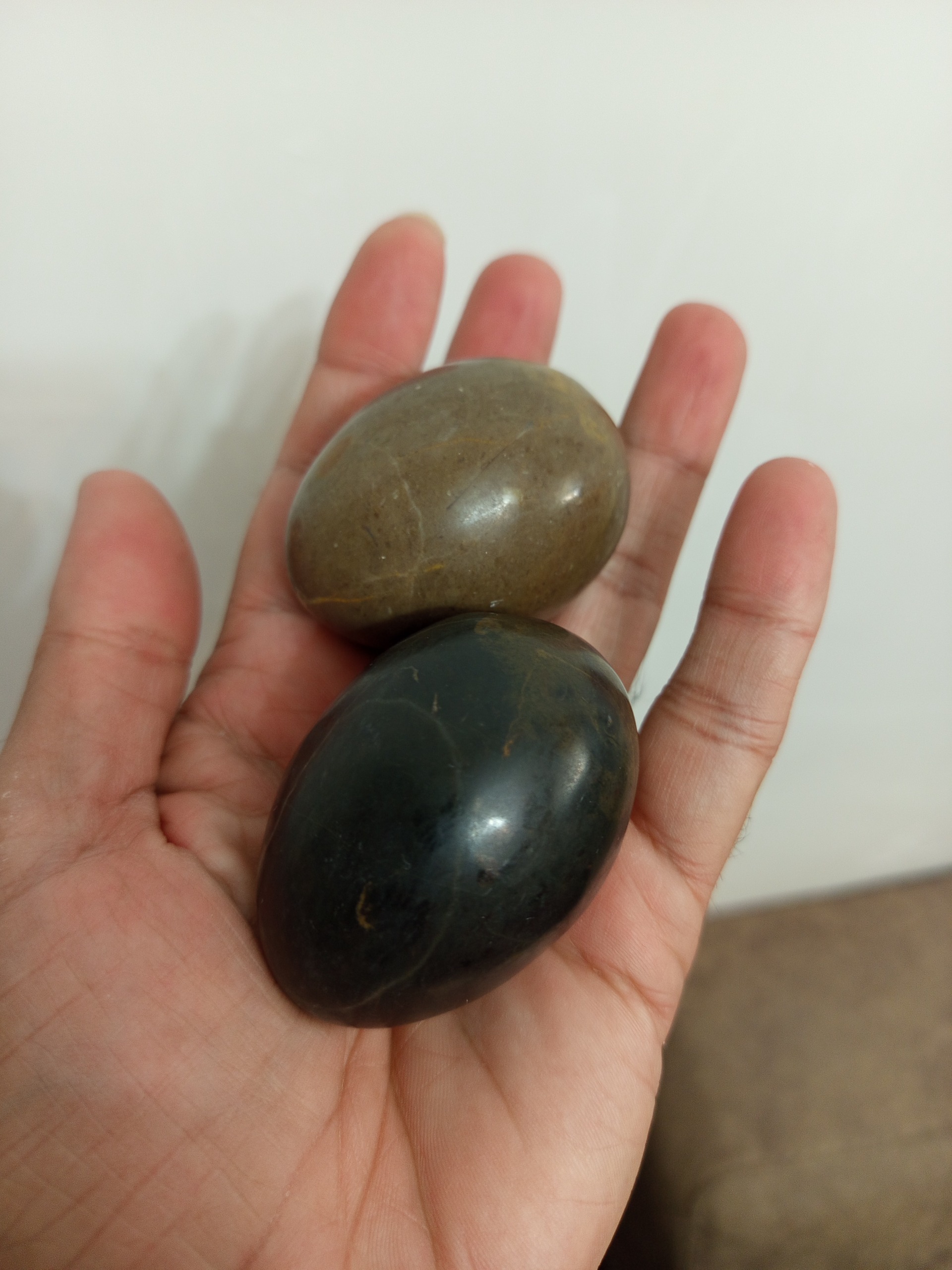 دو عدد سنگ تراش خورده تخمی شکل