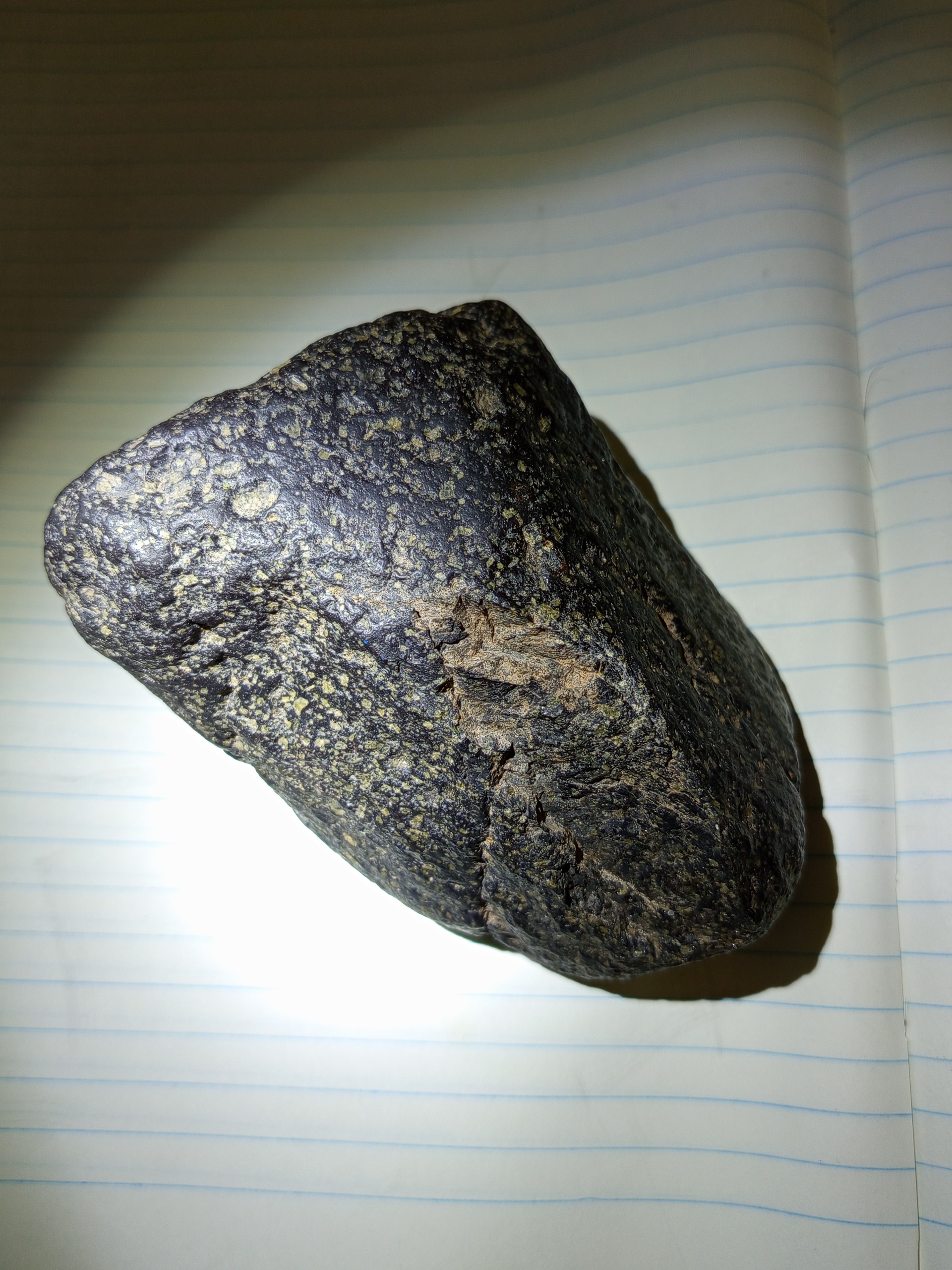 شهابسنگ کندریتی کربنی به وزن 1279 گرم