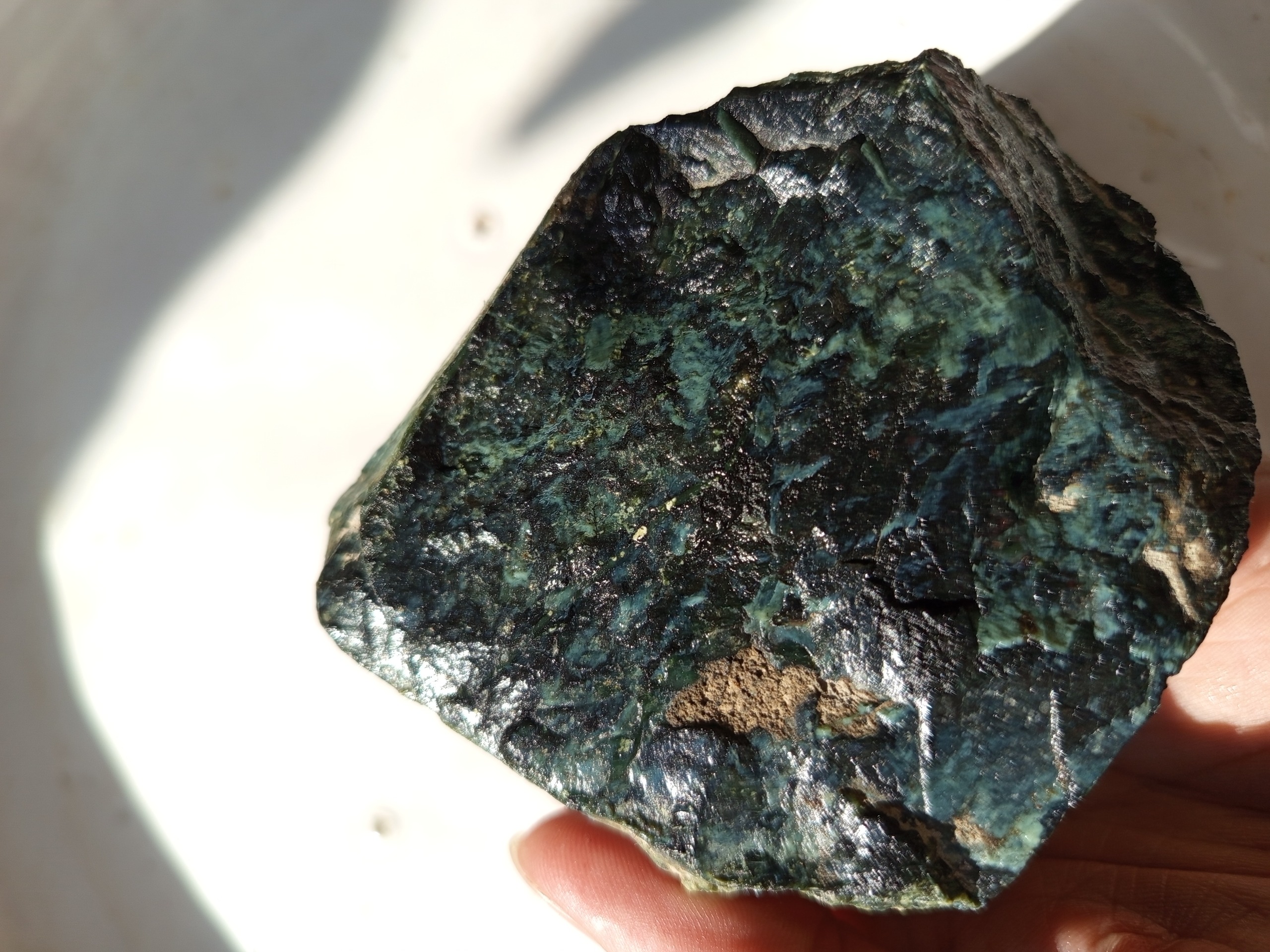 یک قطعه سنگ یشم نفریت آهن دار