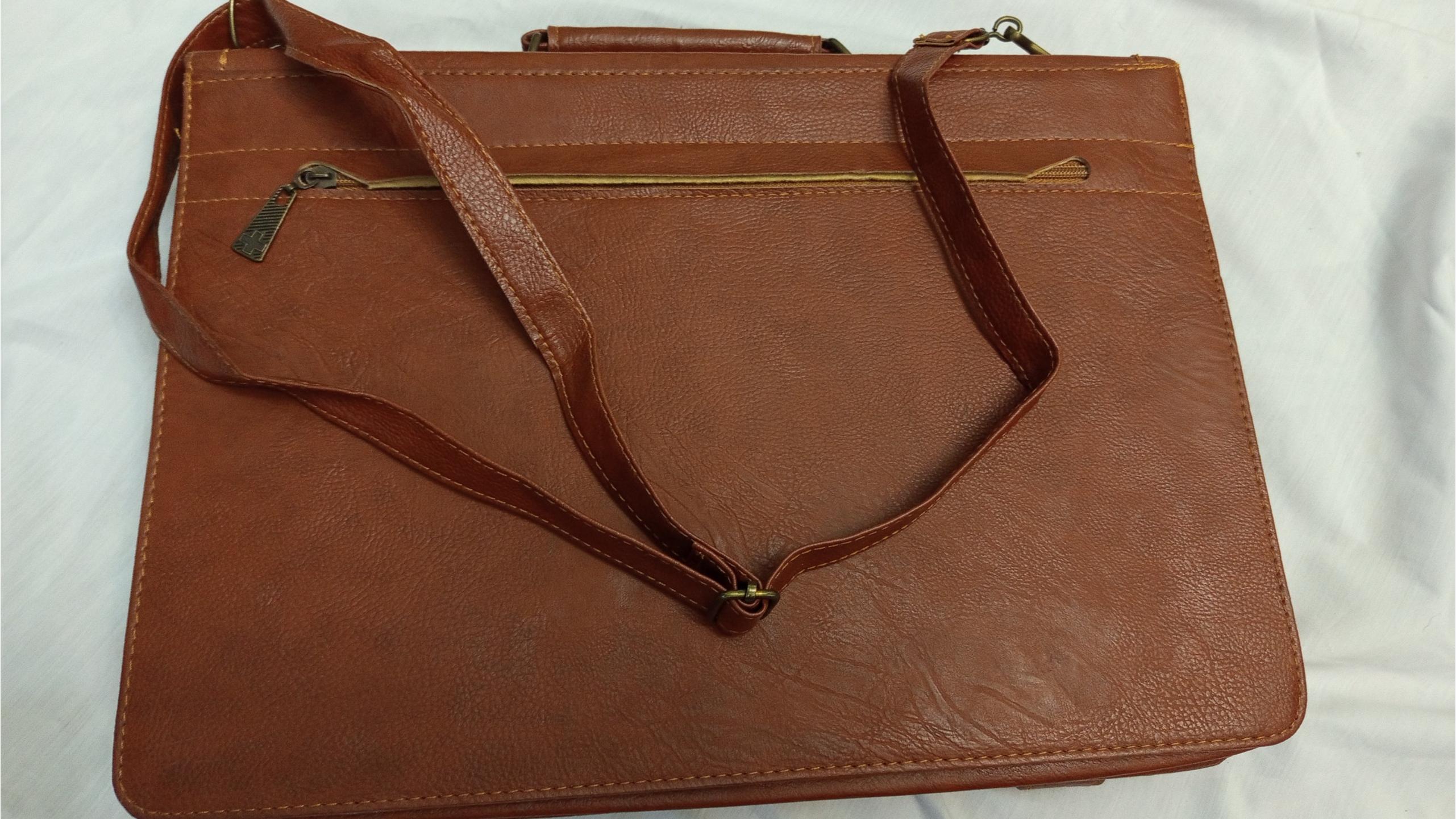 یک عدد کیف دوشی مردانه سالم ایراد دار