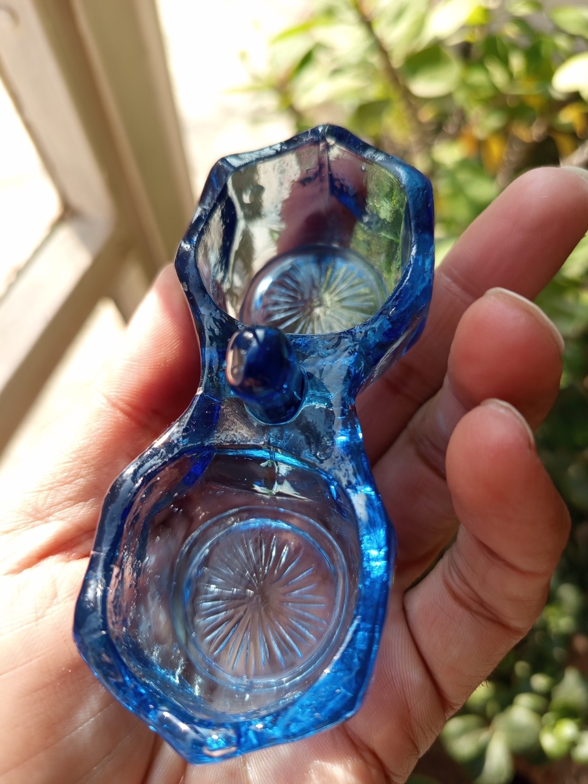 یک عدد نمکدان قدیمی آبی رنگ