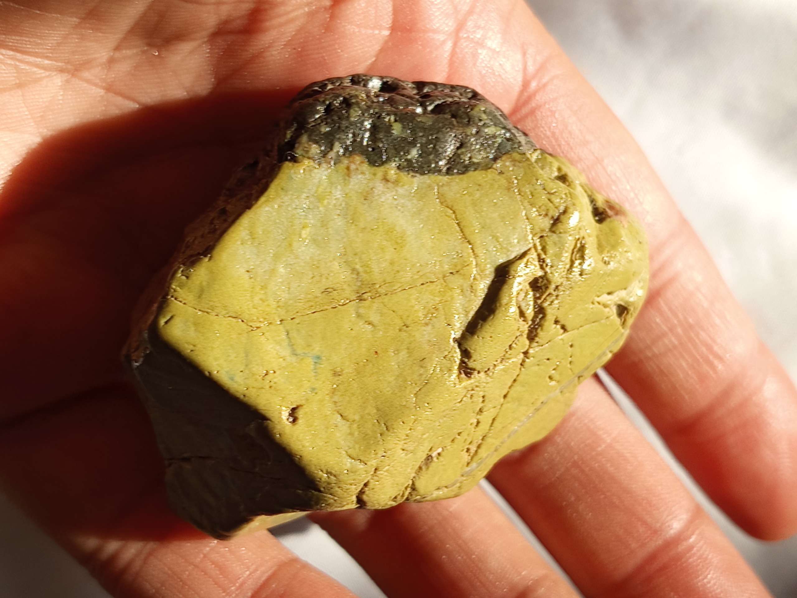 سنگ سبز رنگ طبیعی و معدنی به وزن 112 گرم