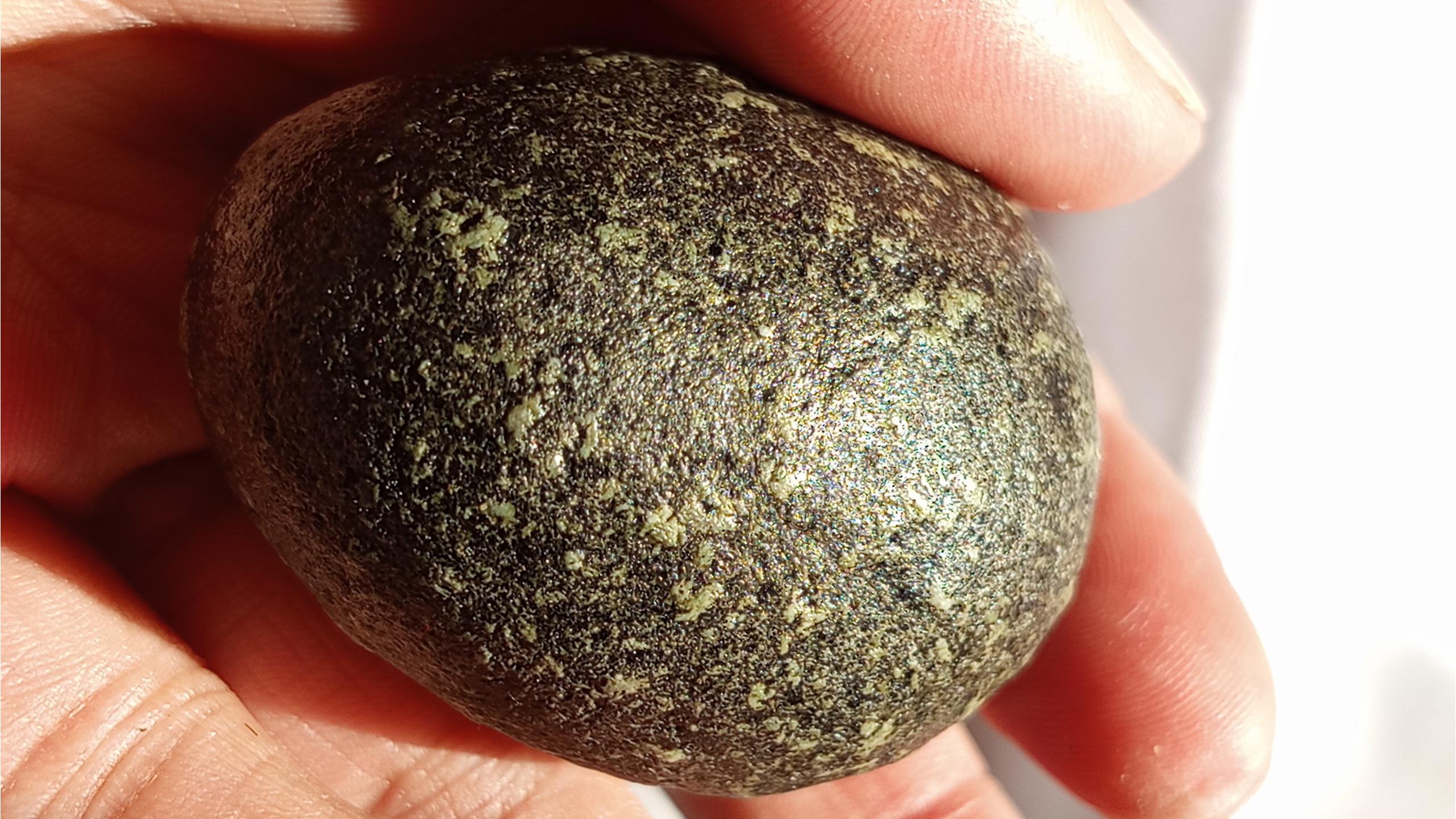 یک شهابسنگ سنگی با جذب  کم به وزن 120 گرم