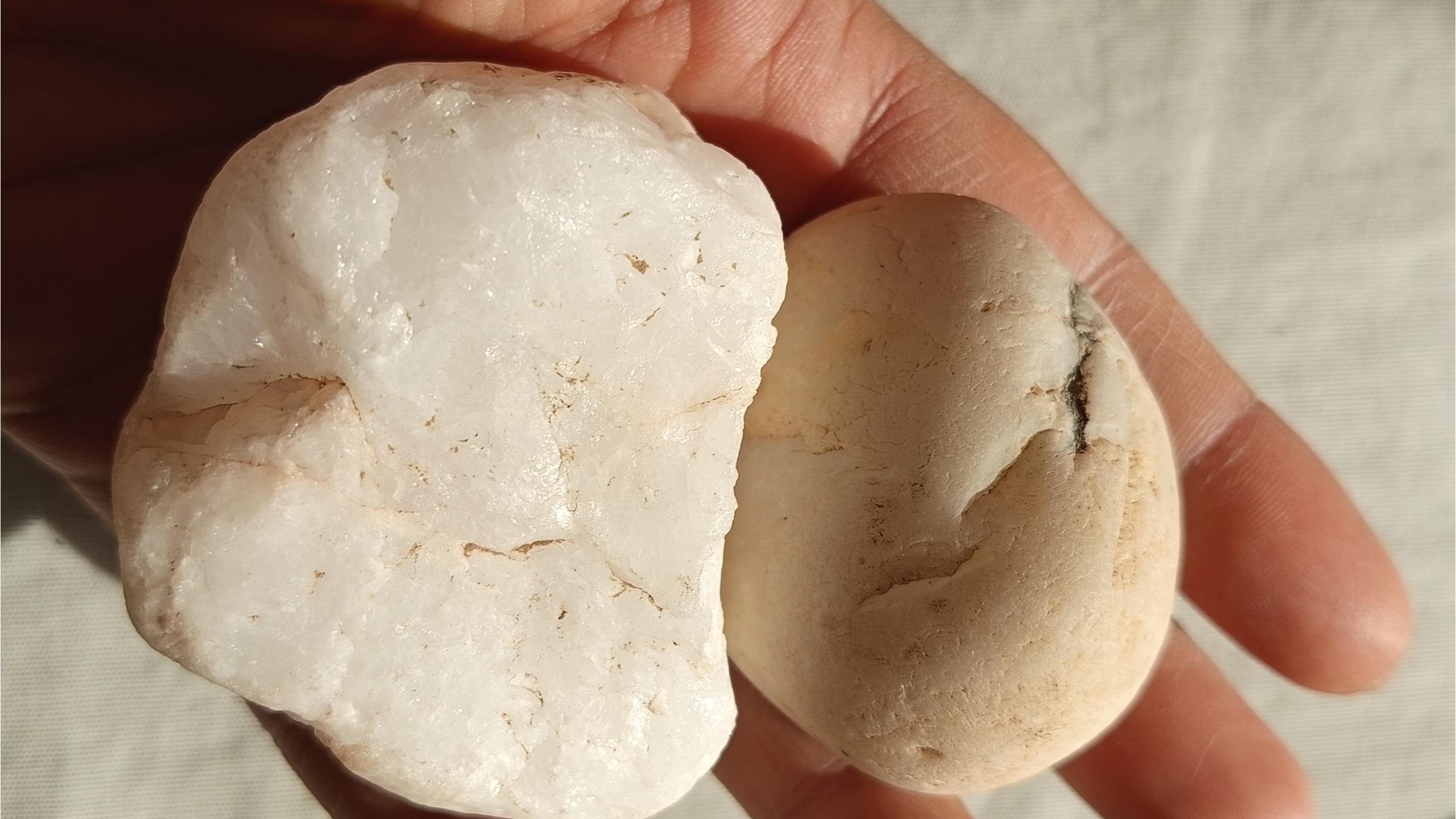 دو قطعه سنگ راف سفید شفاف وزن هر دو باهم270 گرم