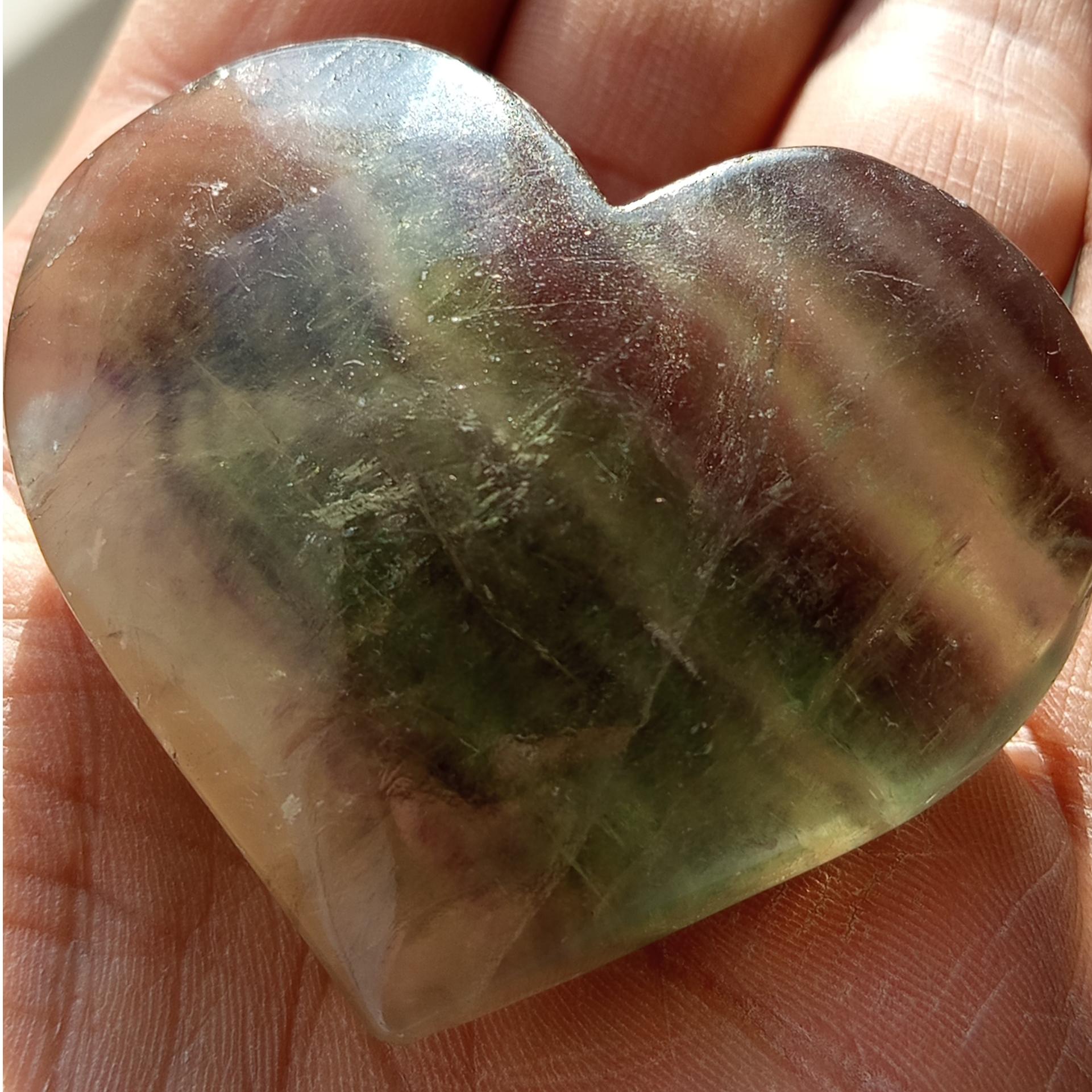 یک عدد نگین فلوریت قلبی شکل وزن 109 گرم