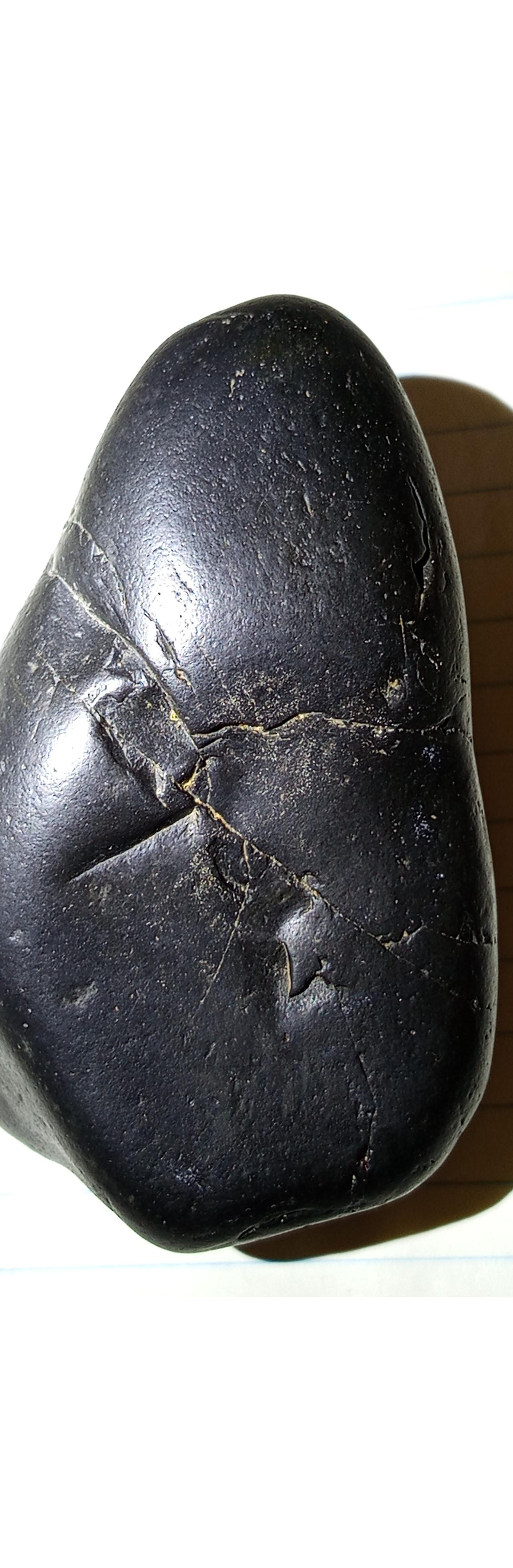 یک قطعه سنگ سیاه احتمالا جاسپر سیاه