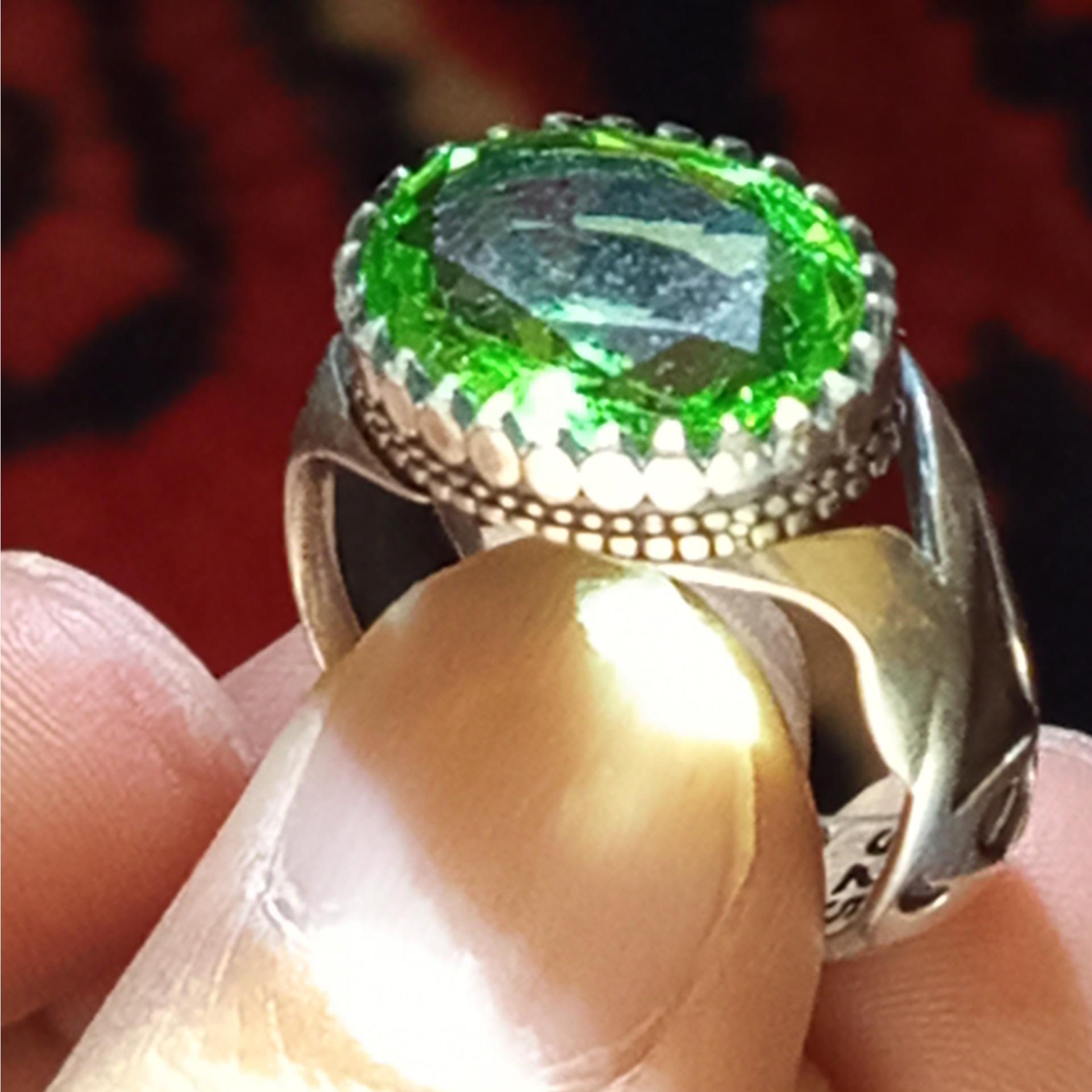 یک قطعه انگشتر نقره با نگین سبزرنگ زیبا