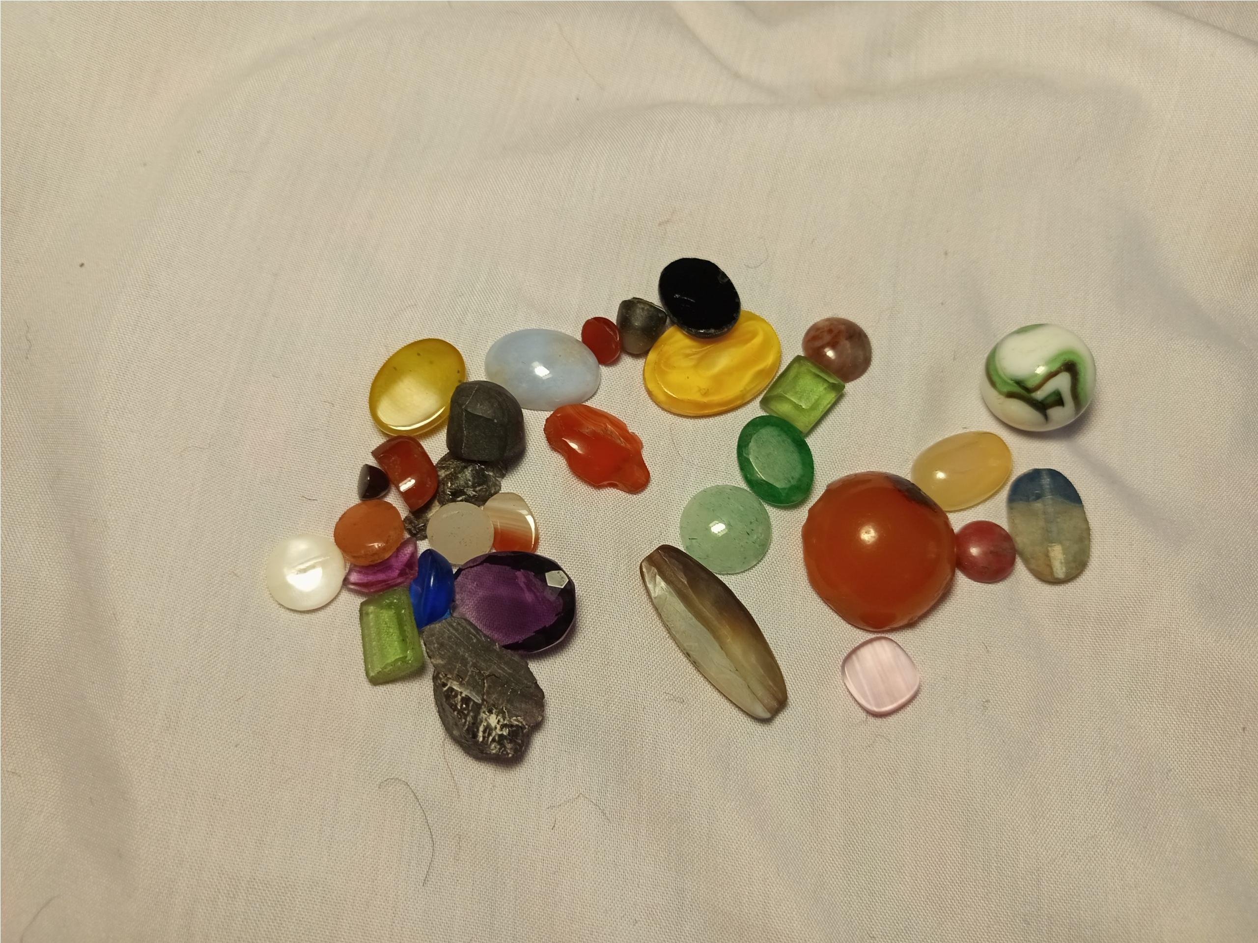 نگین های عقیق دسته دوم به همراه محدود نگین سنتیک