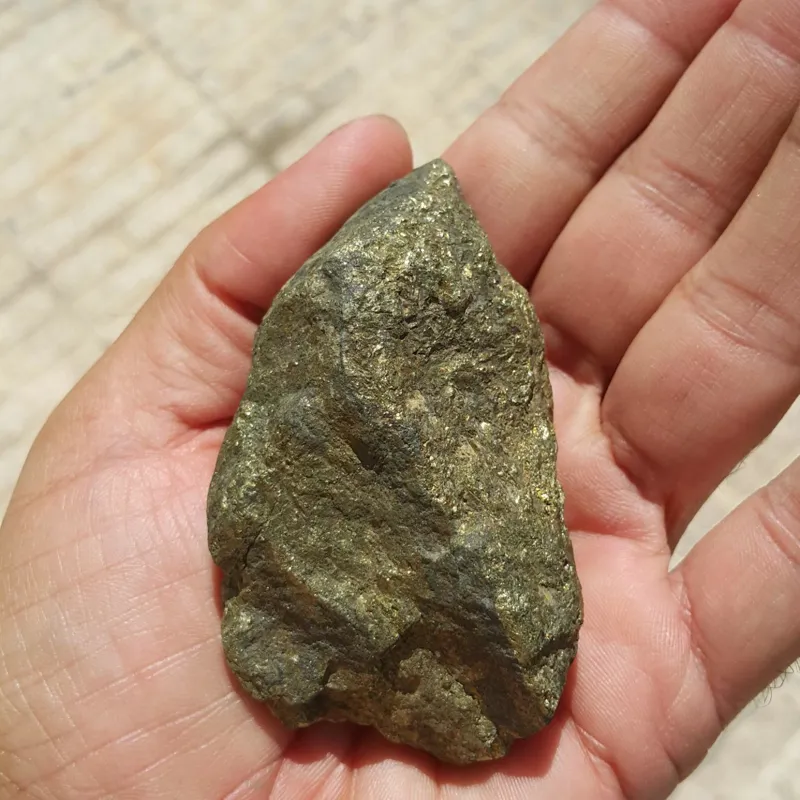 یک قطعه سنگ معدنی پیزیت زیبا و قشنگ