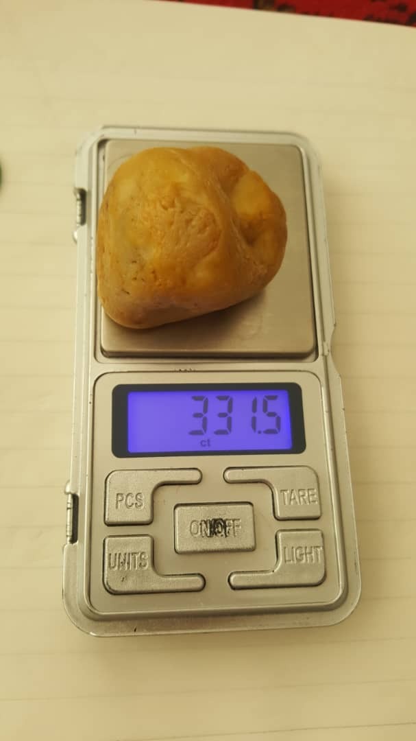 یک قطعه سنگ راف یشم