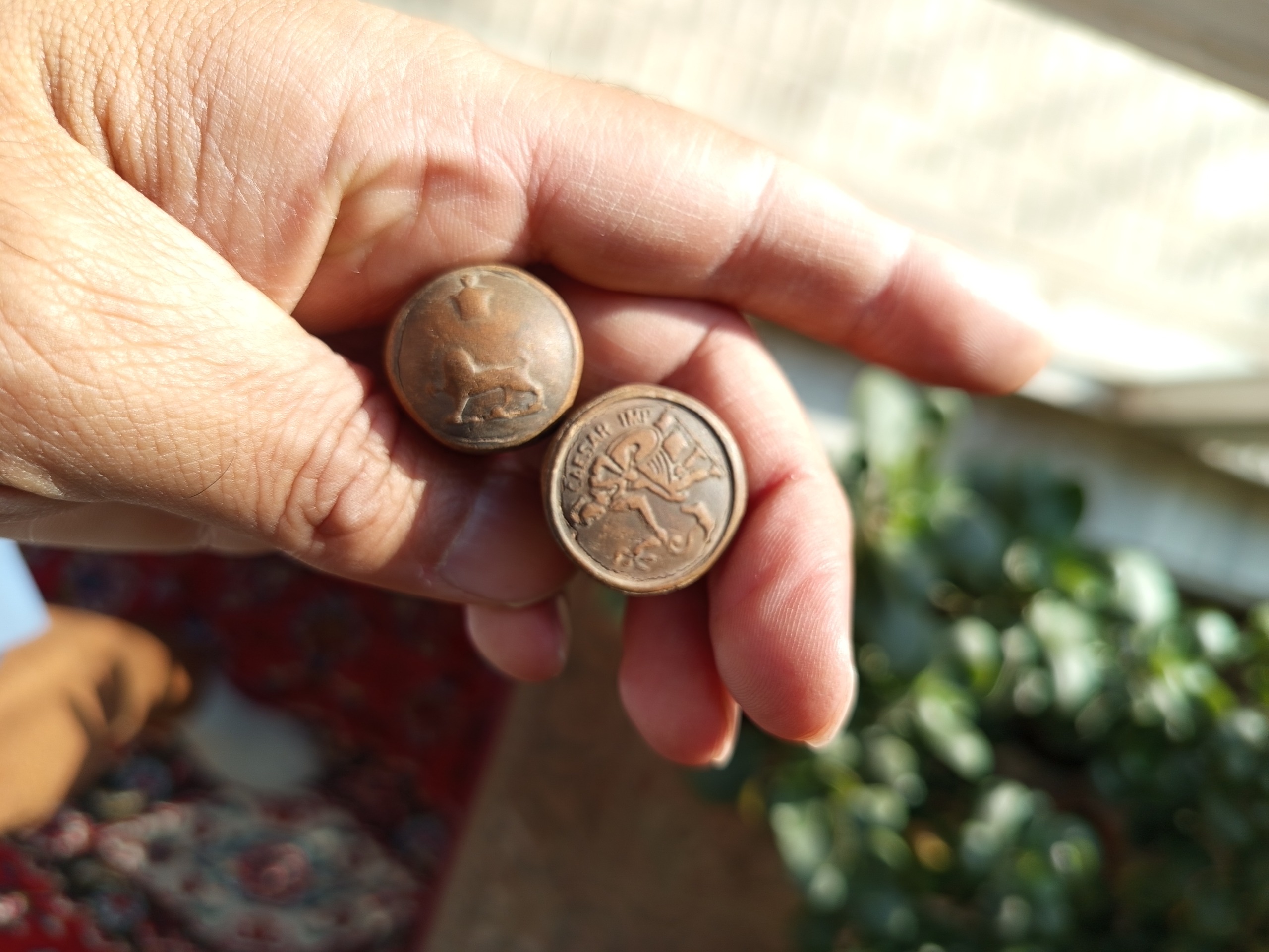 دو عدد مهره و نشان جدید سفالی