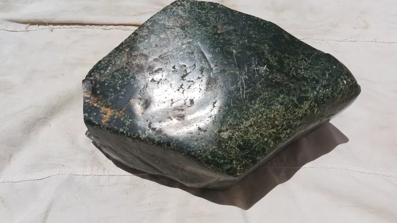 یک قطعه سنگ مشکوک به شهابسنگ بدون سند رسمی
