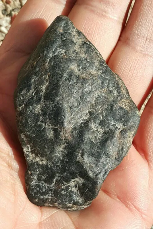 یک قطعه سنگ اهن دار 64گرمی