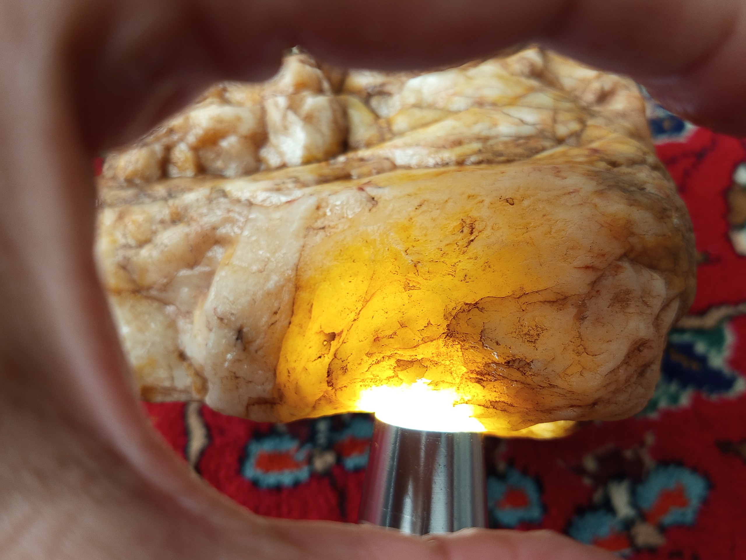 سنگ راف عقیق سفید مایل به قرمز به وزن3300 گرم