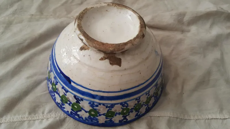 یک عدد کاسه ی سفالی با لعب زیبا قاجاری