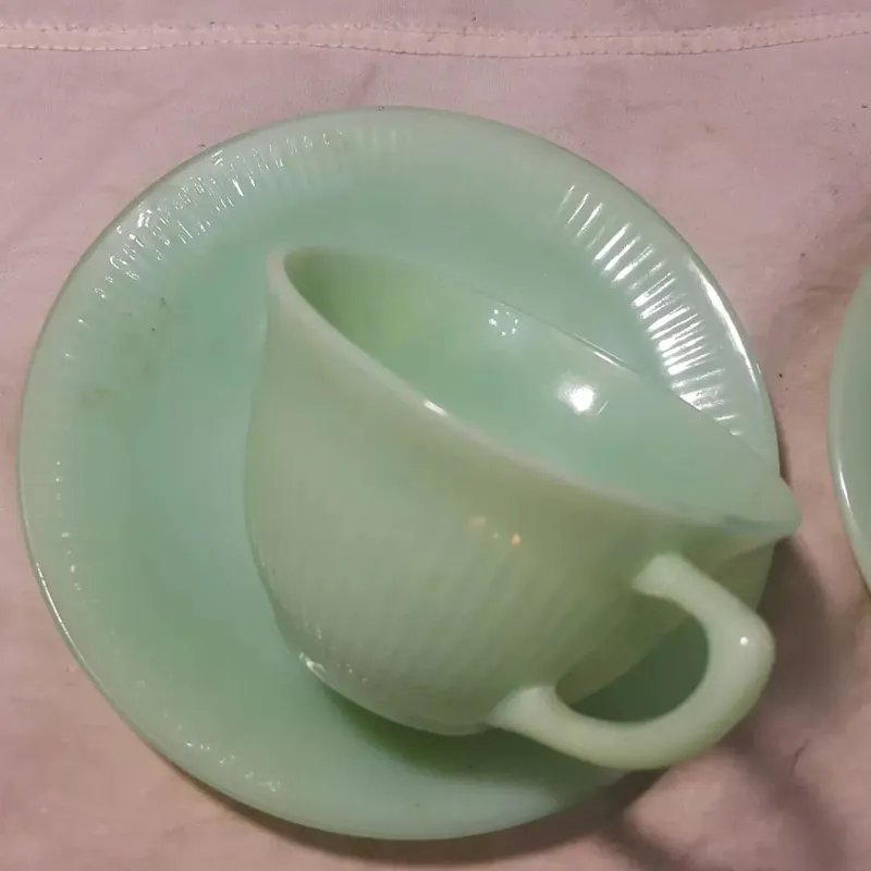 شش عدد نعلبکی به همراه یک عدد فنجان