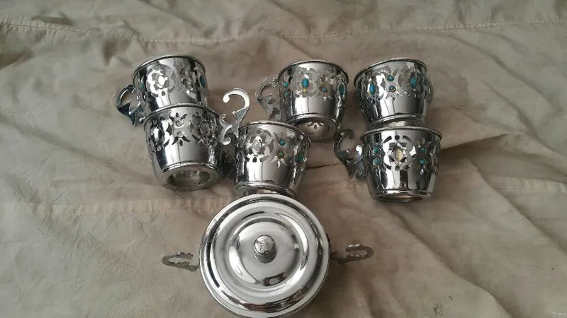 یک دست پایه ی برنجی به همراه قندان