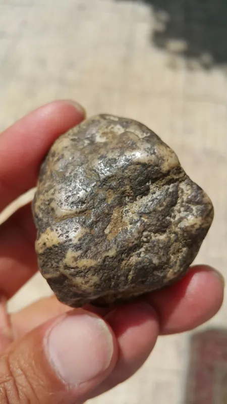 یک قطعه سنگ آهن دار مشکوک به شهابسنگ