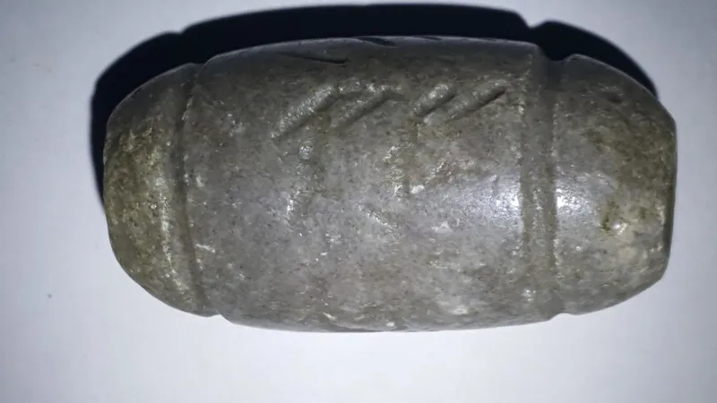یک عدد مهره و نگین قدیمی دارای خط