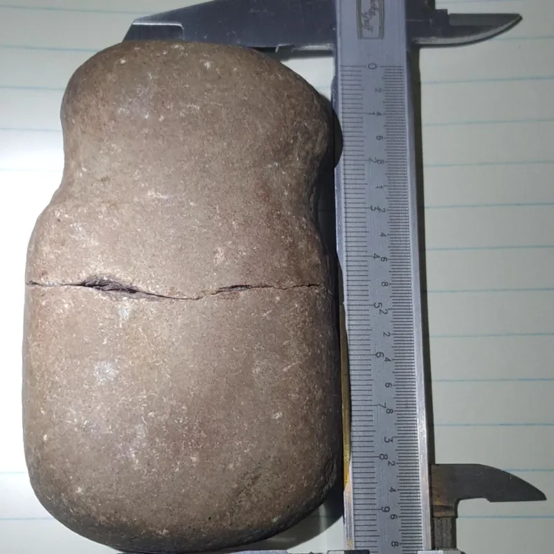 یک مجسمه یا وزنه خیلی خیلی قدیمی شکسته